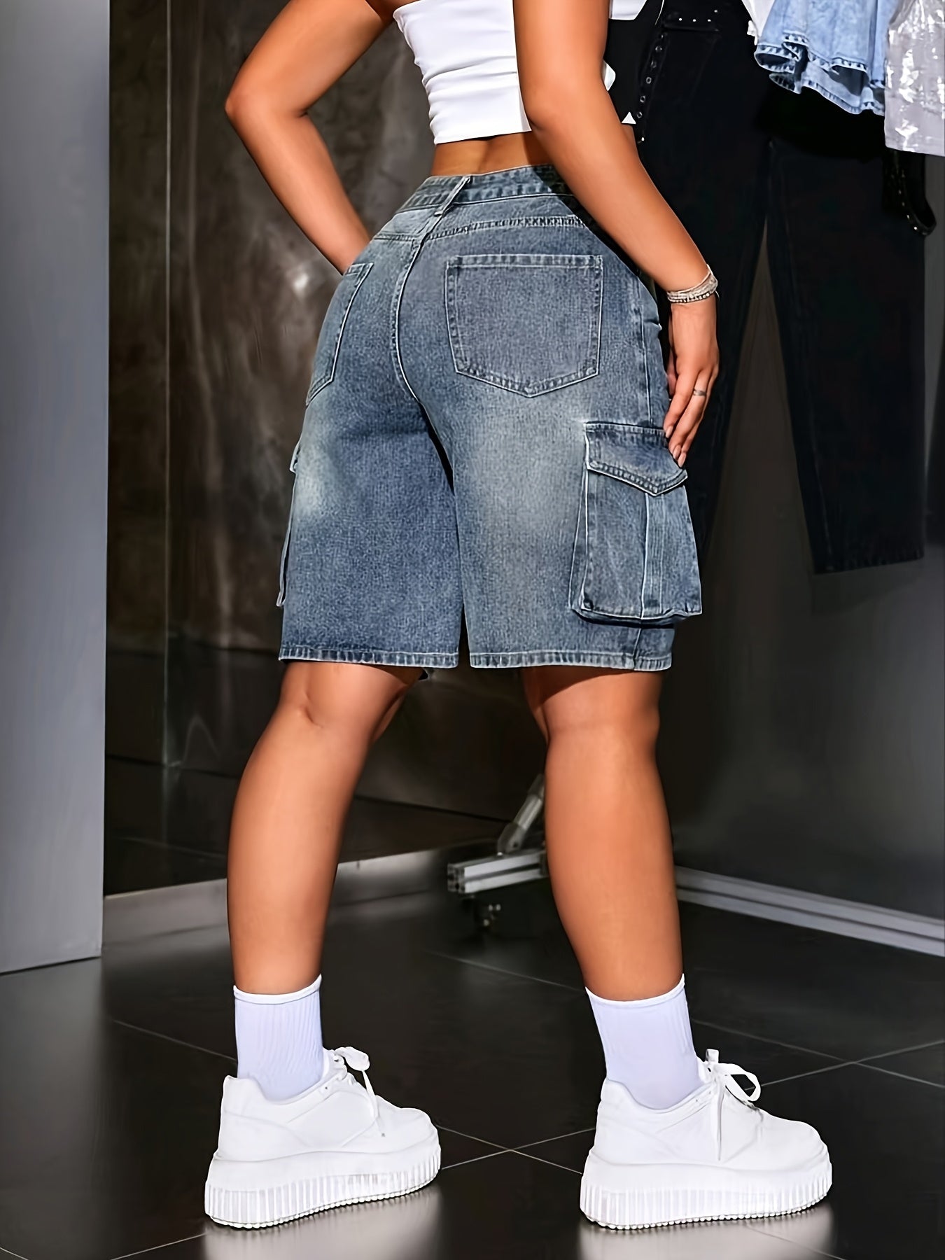 Klassik ayollar uchun Bermuda denim shortlari, bir rangda, cho'ntaklari bilan va o'rtacha cho'zilishi bilan, bahor va yoz uchun mukammal.