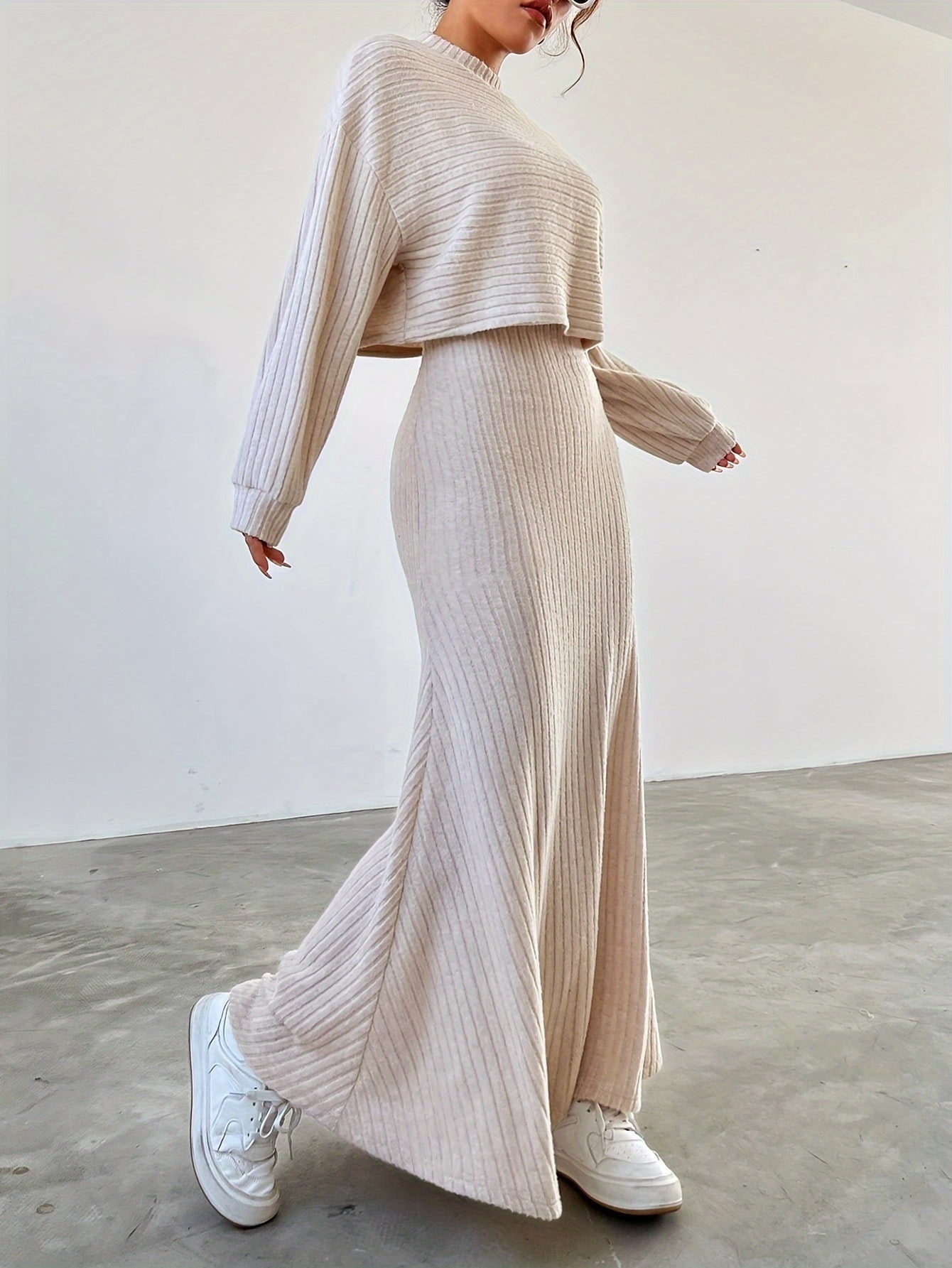 Комплект платья однотонного цвета с рифленой текстурой, состоящий из топа с длинными рукавами и безрукавного платья-майки, женская одежда.