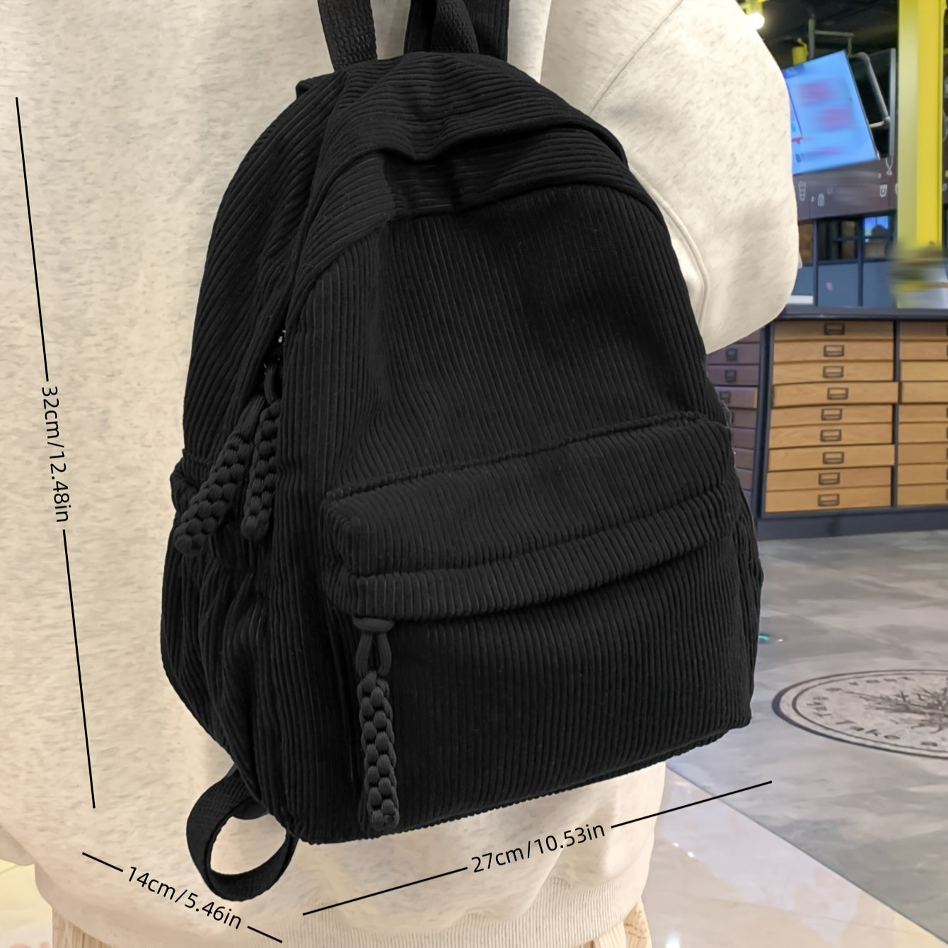 Qora rangdagi ayollar uchun kichik korduroy moda ruksak, sozlanadigan kamarlar va fermuar yopilishi bilan.