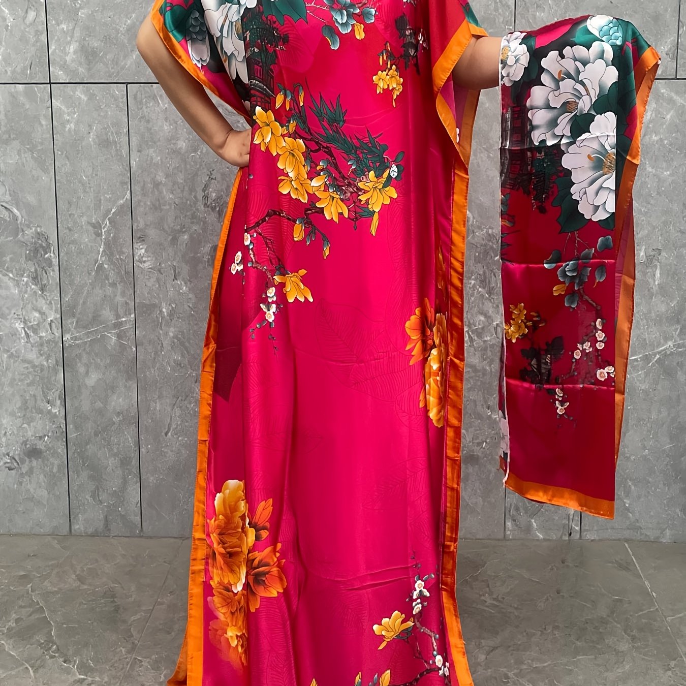 Plus o'lchamli maxi kaftan kiyi gullar bilan bosilgan, oqimli va qulay ayollar uchun