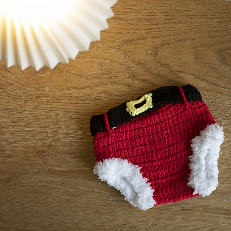 Очаровательный ручной работы крючком рождественский комплект для детей - включает уютную вязаную шапку, шорты и набор пинеток - идеально подходит для первой праздничной фотосессии детей и подарка на крещение.