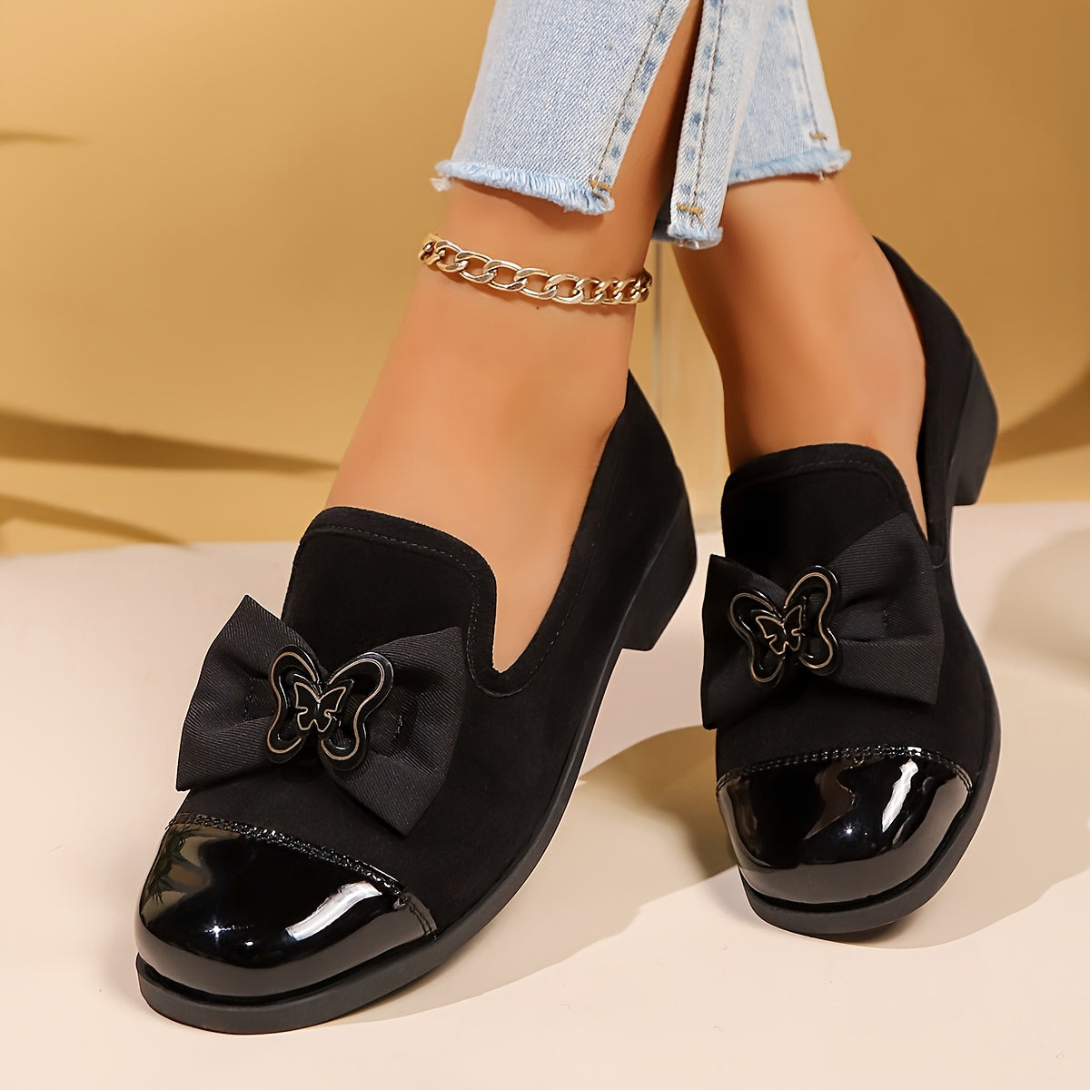 Ayollar uchun qora satenli slip-on mokasinlar, kamon va blokli topuk bilan