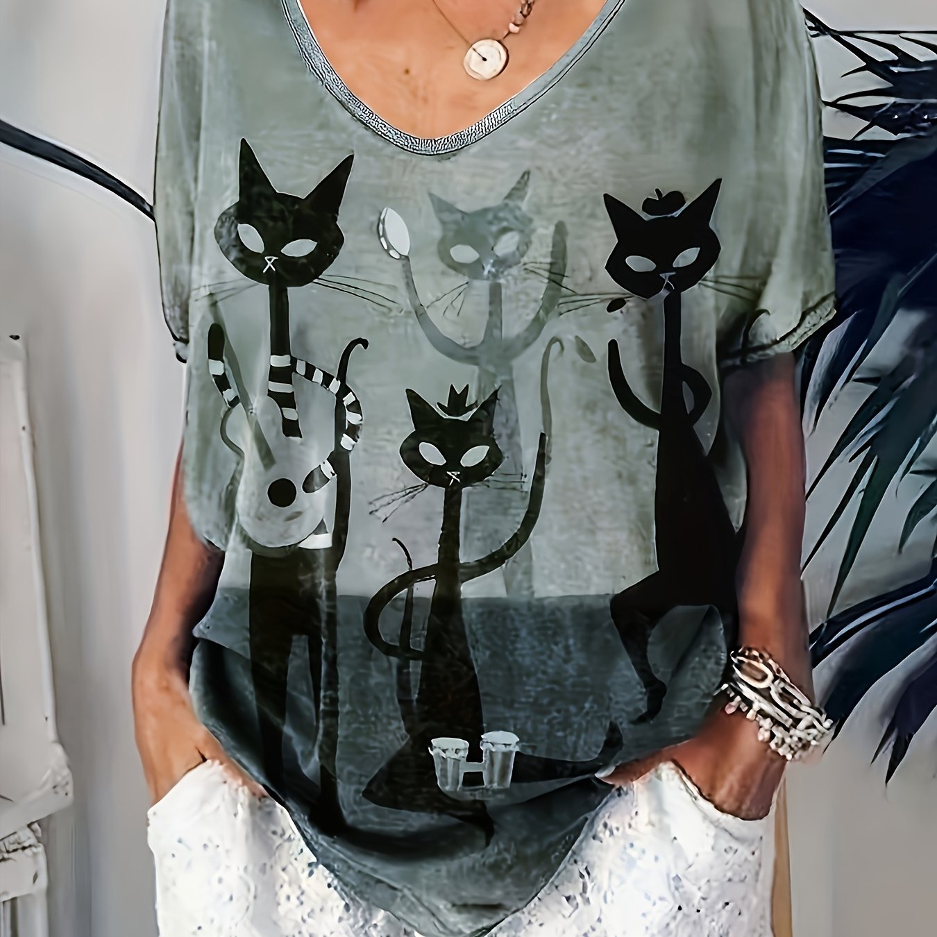 Women's Oversized V-Neck T-Shirt with Cartoon Cat Print Polyester Elastane All-Season Knit