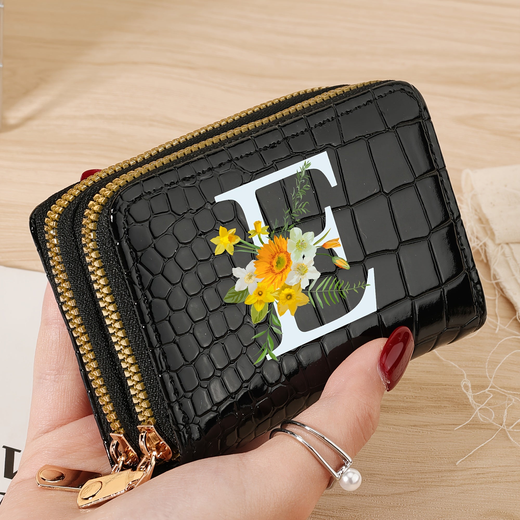 Bir nechta slotlari va zamonaviy fermuari bo'lgan mustahkam kredit karta saqlash sumkasi, maktab, yotoqxona va maktabga qaytish uchun zarur bo'lgan buyumlar uchun.