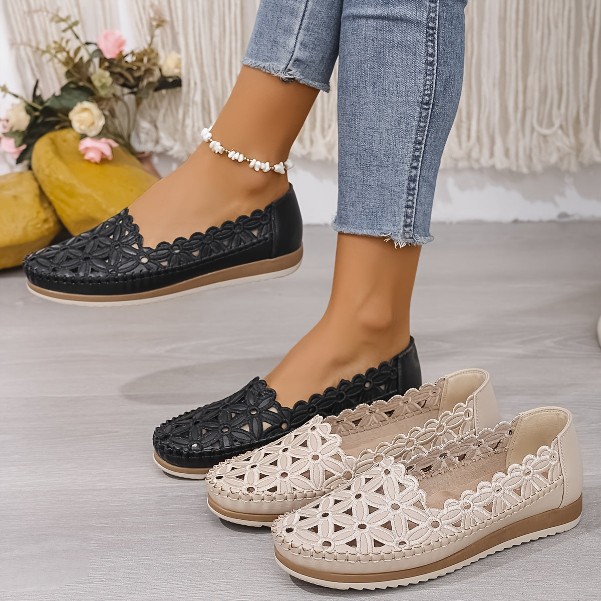 Ayollar uchun tikilgan gul naqshli slip-on balet tuflisi, nafas oladigan kesimlar bilan