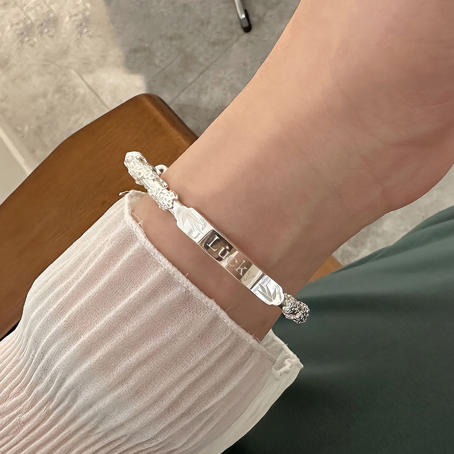 Ayollar uchun mo'ljallangan, sexy va cute uslublarini birlashtirgan zamonaviy 999 Sterling Silver bilaguzuk. Har kuni kiyish uchun, partiyalarda aksessuar sifatida va ko'p mavsumli sovg'a yoki barcha mavsumlar uchun zargarlik buyumi sifatida ideal.