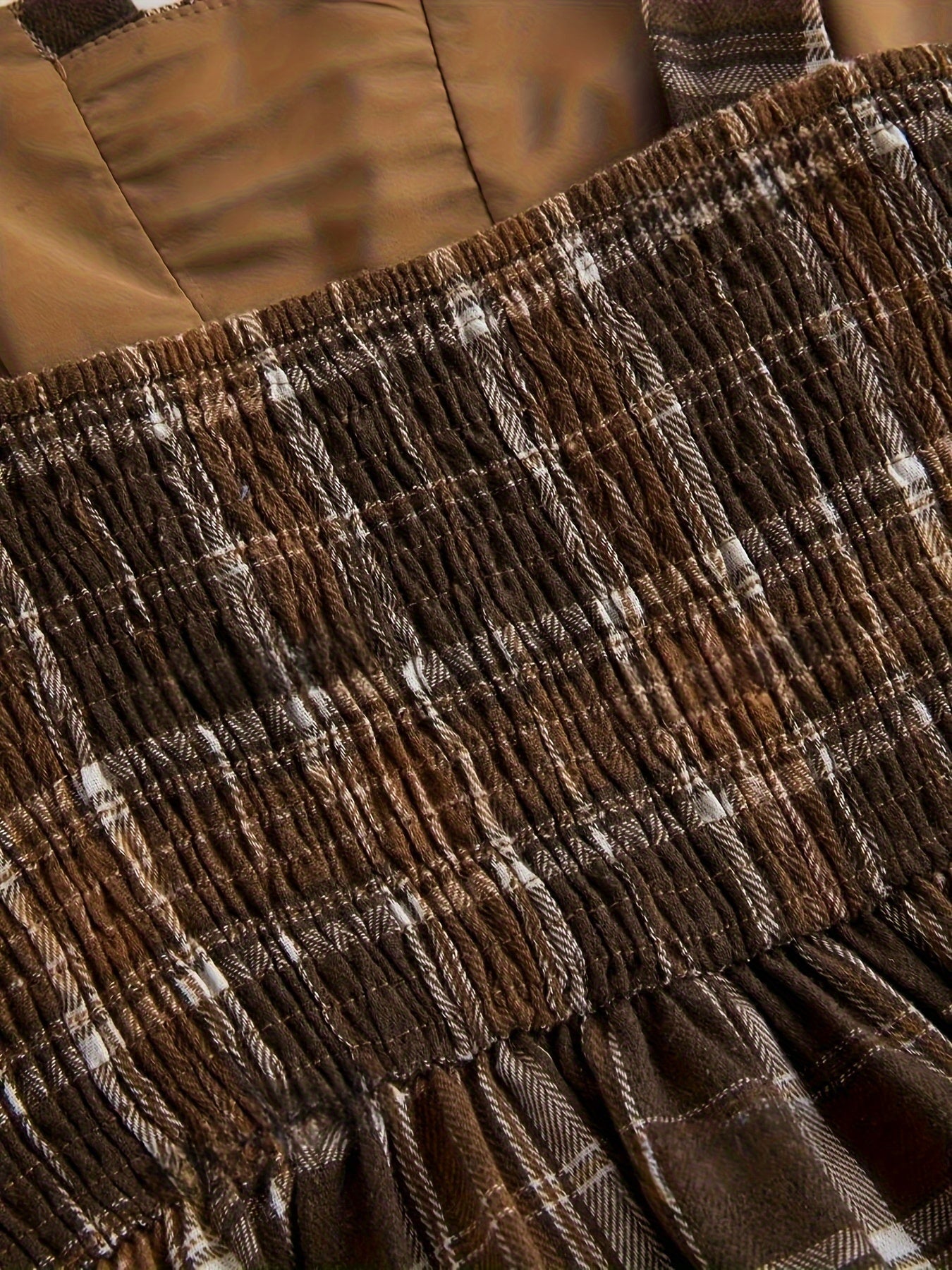 Взрослое платье в клетку длинное с открытыми плечами и сборчатыми деталями