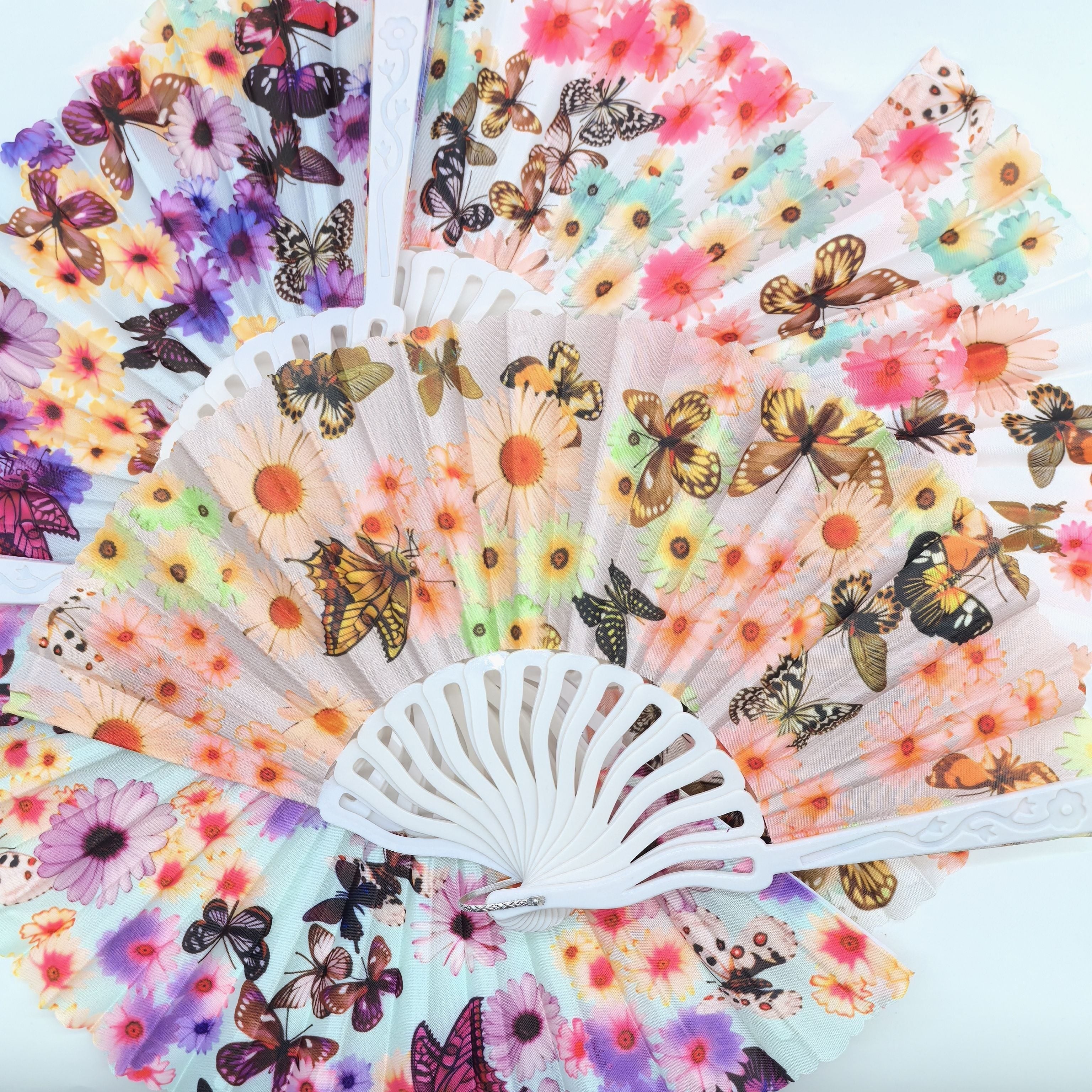 6 yoki 12 ta nozik kapalak va gullar dizayni bilan bezatilgan elegant qog'oz fanatlarni qo'lga oling. Sifatli linen materialdan tayyorlangan bu qo'l fanatlari fotosessiyalar uchun va yozda qulay bo'lish uchun juda mos keladi.