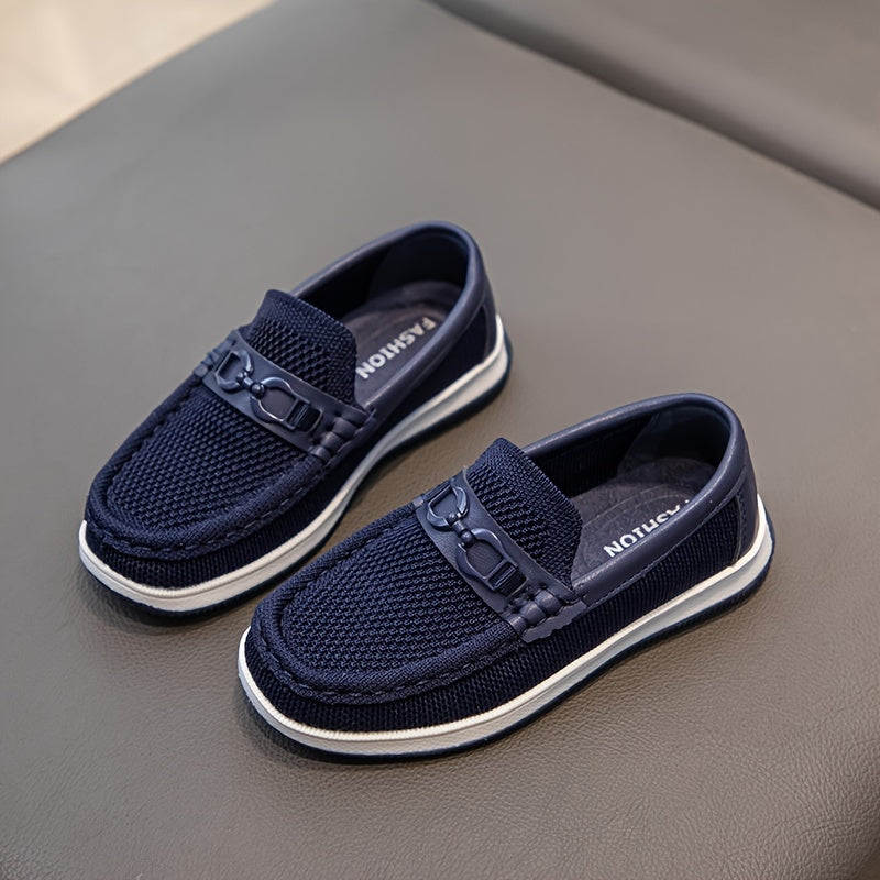 Erkaklar uchun slip-on loafers nafas oladigan mato, engil dizayn, dumaloq barmoq, past yuqori, TPR taglik bilan ajralib turadi. Kundalik va biznes kiyimlari uchun mos bo'lib, minimalist uslubda har kuni qulaylik ta'minlaydi.