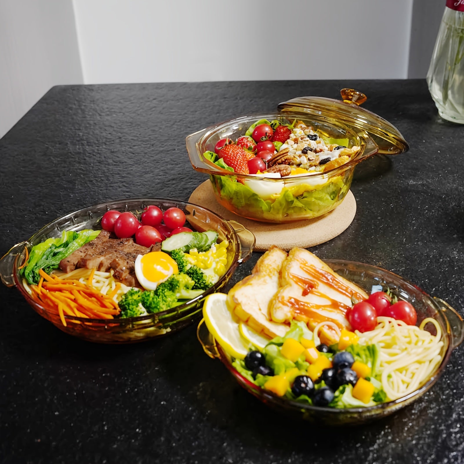 Shisha idishlar to'plami to'rt dona qopqoq bilan birga. Sho'rva, qovurma, sut, salat va makaron tayyorlash uchun mukammal. Yuqori haroratga chidamli qozonlar va mos keluvchi plitalar, issiqqa chidamli matlar bilan. Har bir qozonning sig'imi 1.1L.