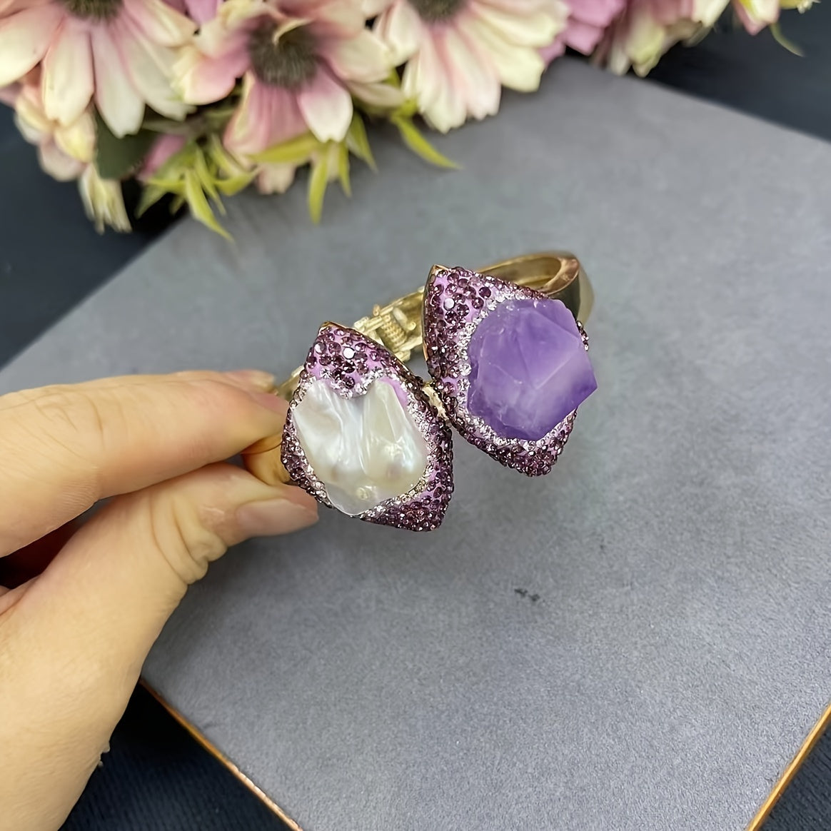 Vintage uslubidagi tabiiy amethyst va barokko marvaridli cuff bilaguzuk, boho uslubida, 14K oltin qoplamali mis, ayollar uchun moslashuvchan ochiq bangal, tabiiy tosh tafsilotlari bilan kundalik kiyish uchun ideal.