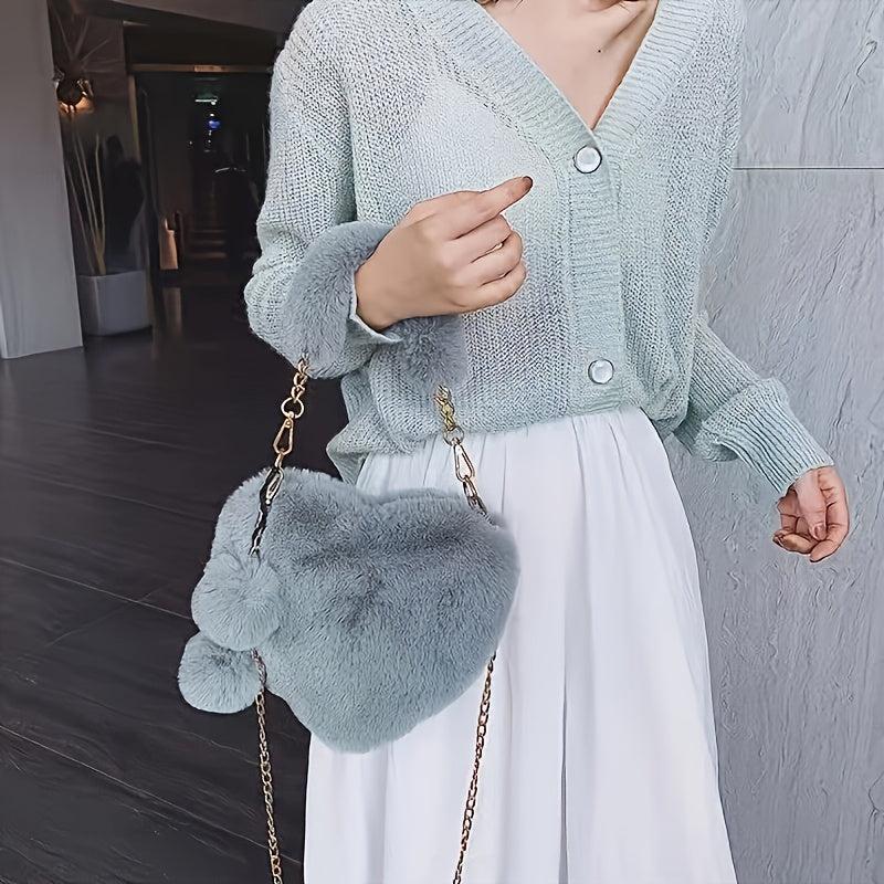 Yengil dizayndagi ajinli ayollar uchun plush yurak shaklidagi yelka sumkasi, ajratiladigan tasma va zip yopilishi bilan. Kundalik sayrlar, xaridlar va uchrashuvlar uchun mukammal. Yorqin pushti va boshqa ranglarda mavjud.