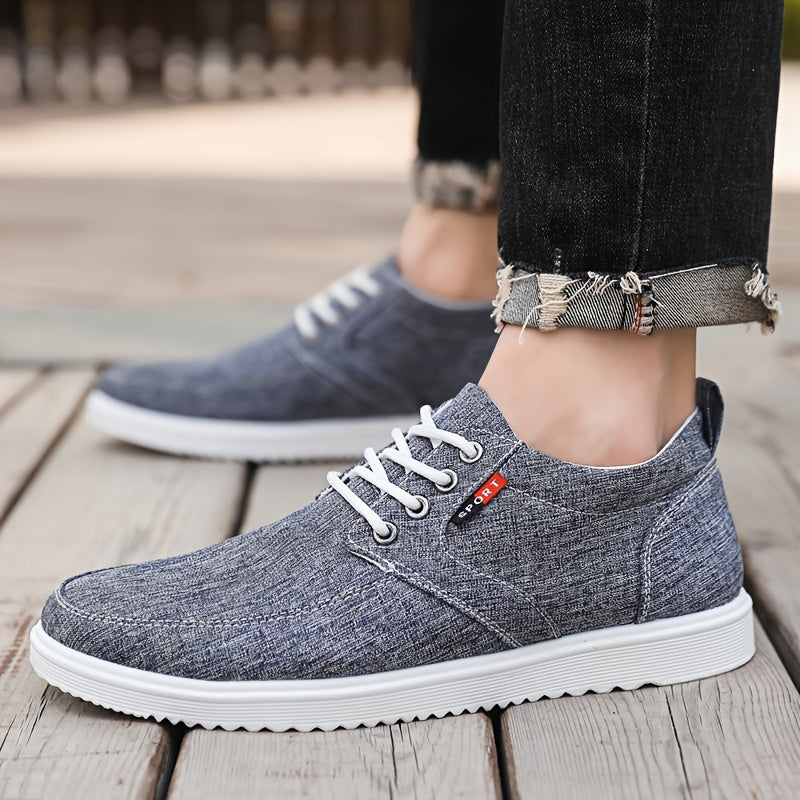 Vintage kanvas yuqori to'pi krossovkalar, ochiq havoda faoliyatlar uchun ideal.