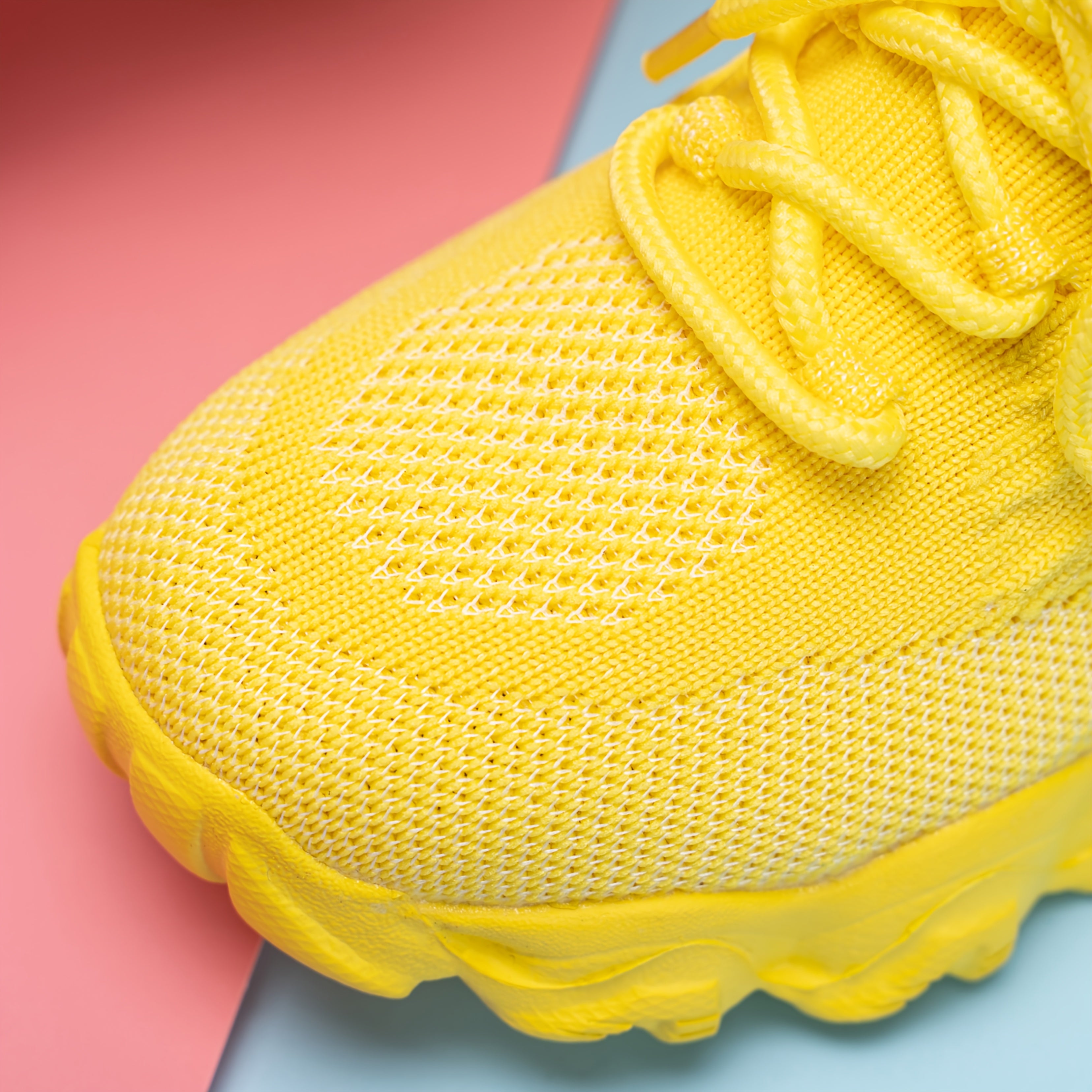 Qizlar uchun nafas oladigan to'qilgan tarmoq krossovkalari, turli ranglarda, ochiq havoda o'ynash va tasodifiy kiyimlar uchun mukammal. Sirpanmaydigan EVA taglik, engil dizayn.