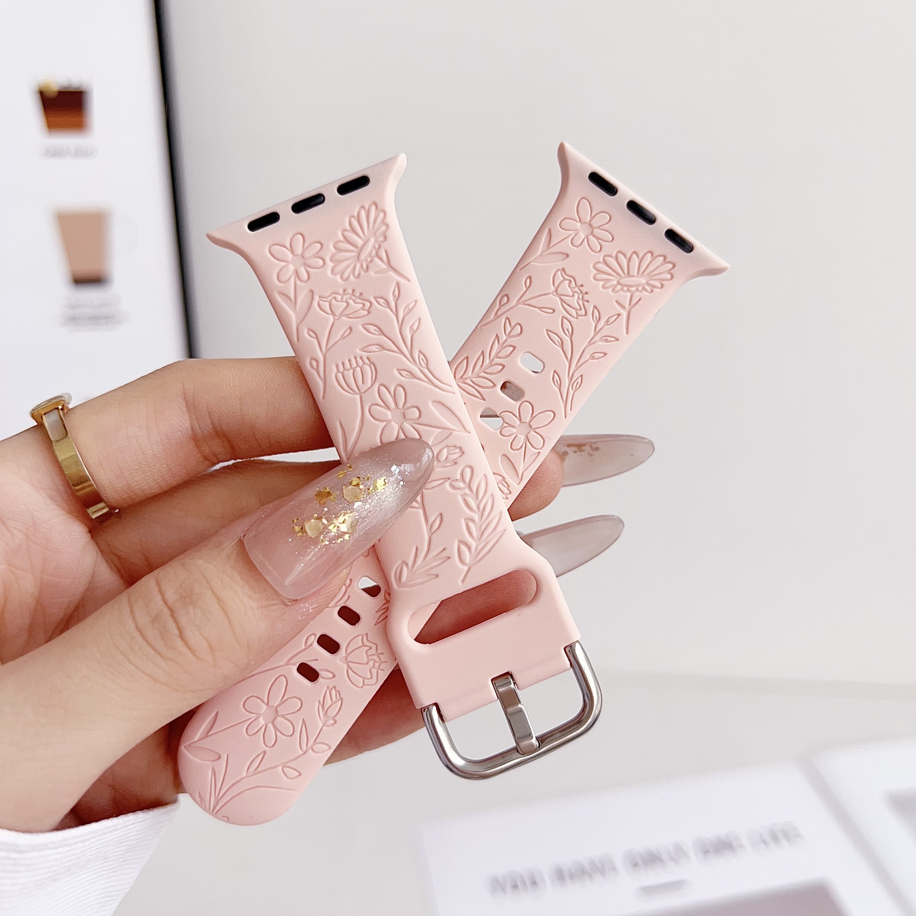 Стильный силиконовый ремешок для Apple Watch, подходящий для различных моделей и удобный для занятий спортом.