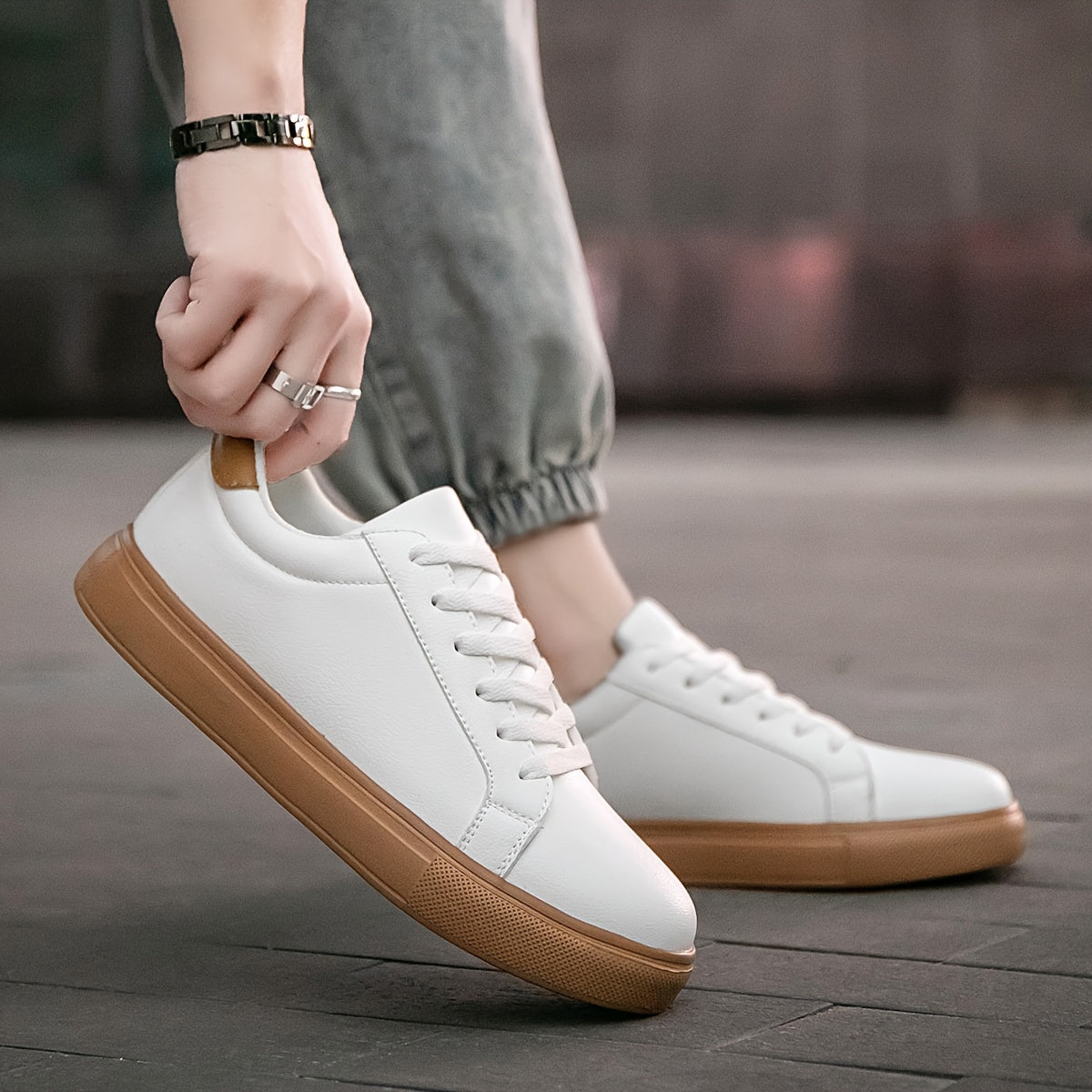 Tashqi yurish uchun mustahkam zamonaviy erkak krossovkalari, barcha mavsumlar uchun.