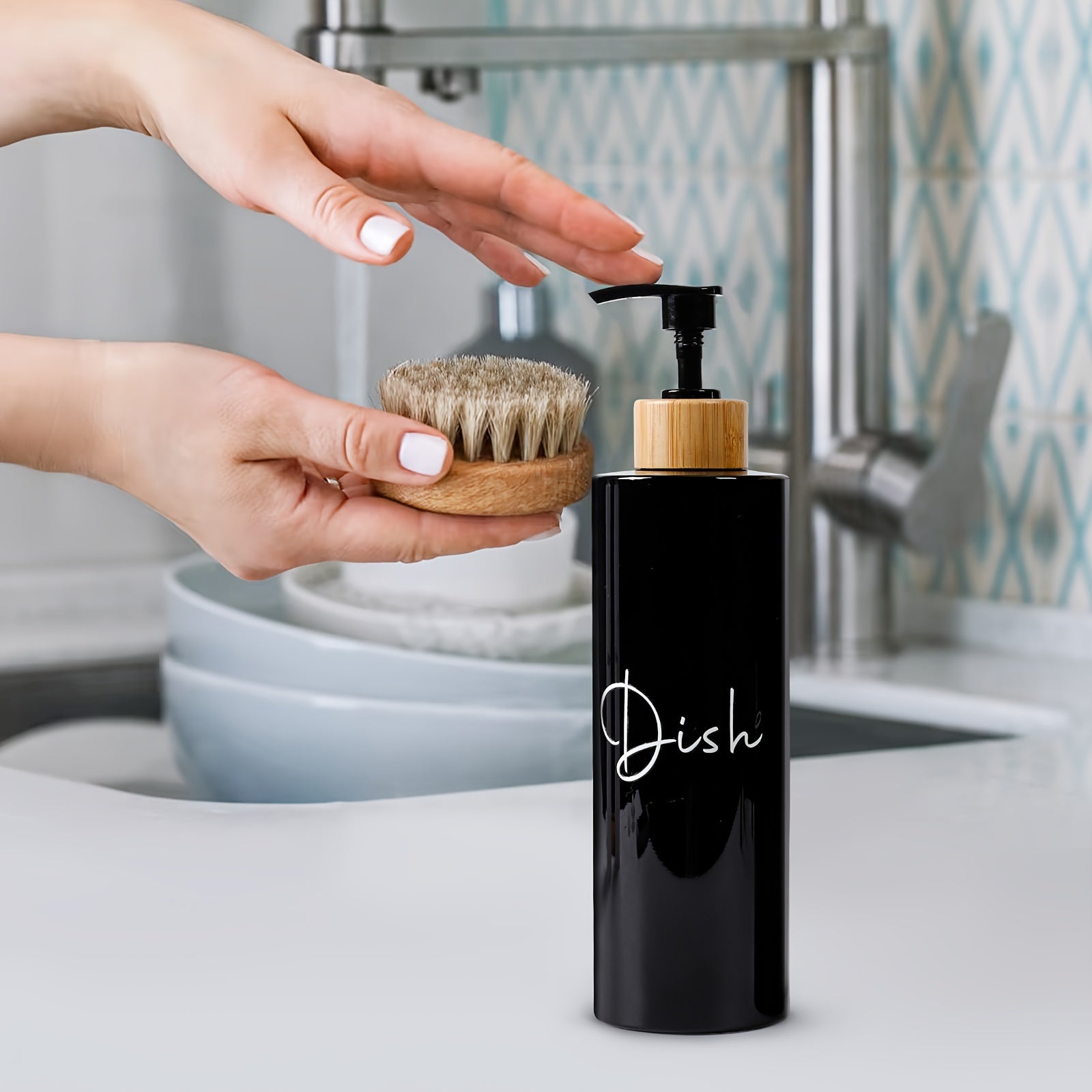 2 ta qora qayta to'ldiriladigan sabun dispenserlari, yog'och tutqichlar bilan, qo'rg'oshinsiz plastikdan tayyorlangan. Qo'l va idish sabuni uchun mos, hammomni tartibga solish va saqlash uchun ajoyib, shuningdek, zamonaviy uy bezak aksessuarlari.