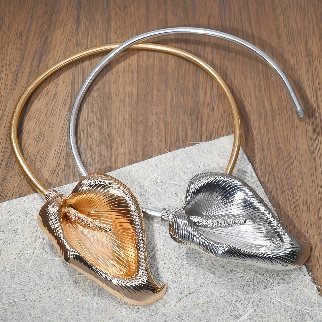 O'ziga xos vintage fransuz marjon, ortiqcha ot poyasi shaklidagi lotus gullari dizayni bilan, banketlar va ziyofatlarga qatnashadigan nafis ayollar uchun mukammal.