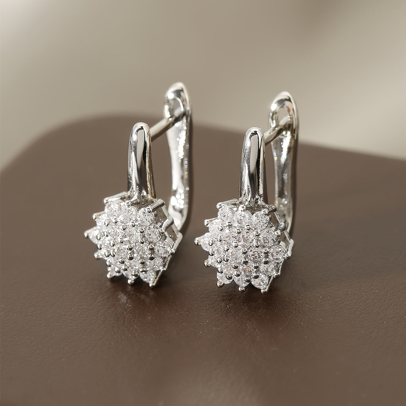 Pendientes de aro de cobre con zirconia cúbica sintética para hombres y mujeres, diseño floral para todas las estaciones