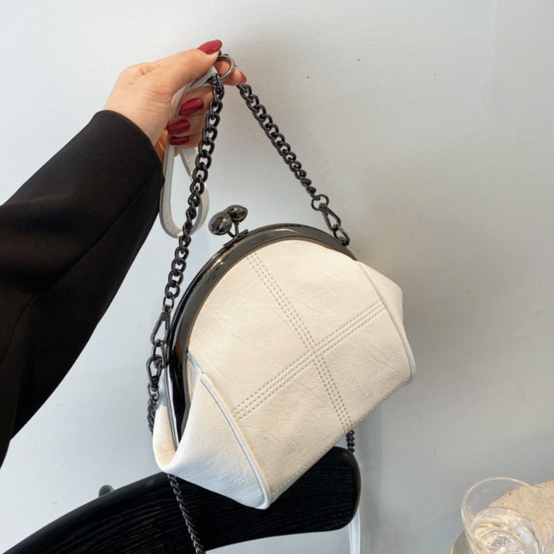 Ayollar uchun Vintage Kiss Lock Clutch kechki sumkasi, Punk Gothic Crossbody dizayni bilan. Oq, qizil yoki qora rangdagi katta sig'imli qobiq dizayniga ega zanjirli yelka sumkasi.