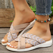 Ayollar uchun bej rangli slip-on platform sandalki ochiq uchi, chiziqli belbog' bilan