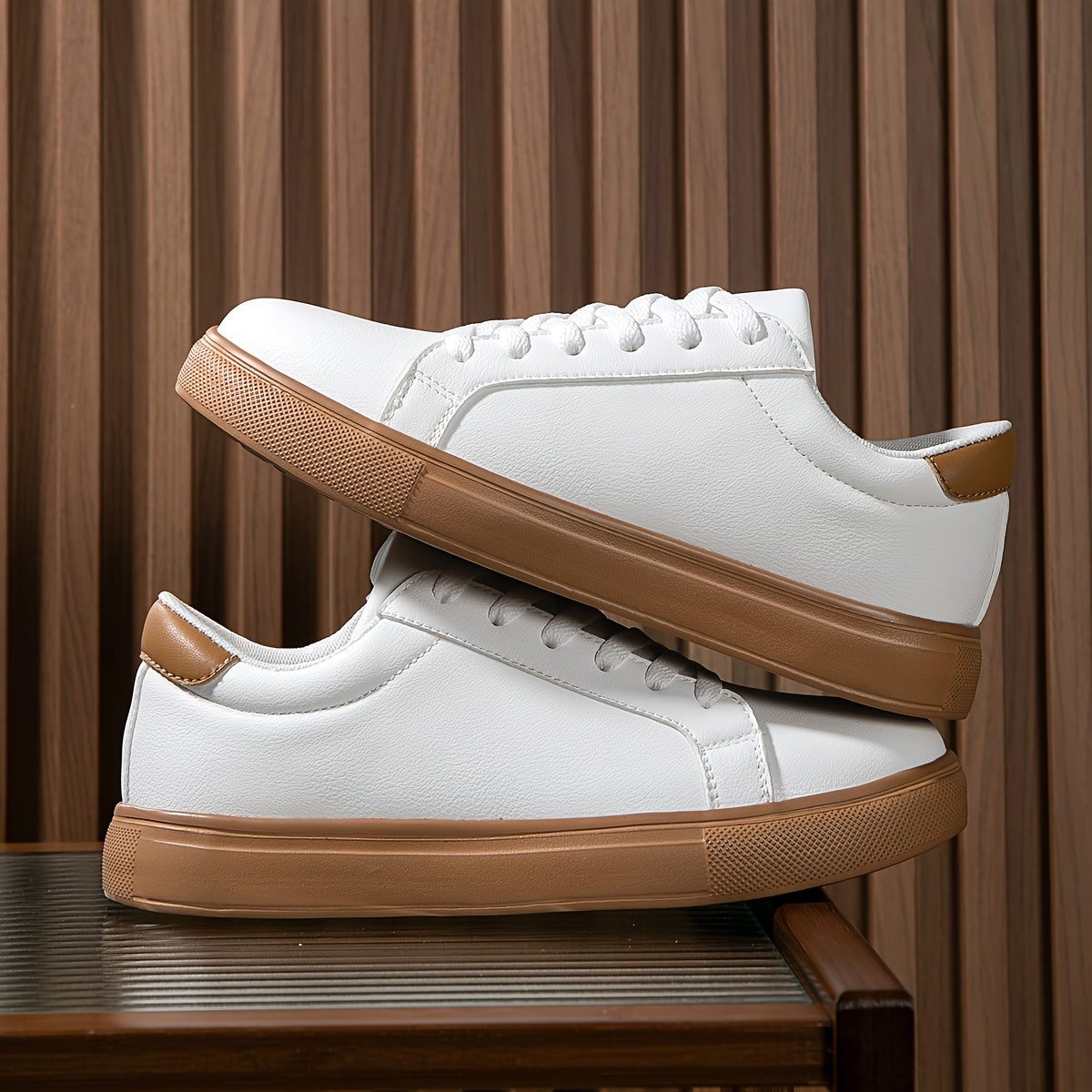 Tashqi yurish uchun mustahkam zamonaviy erkak krossovkalari, barcha mavsumlar uchun.