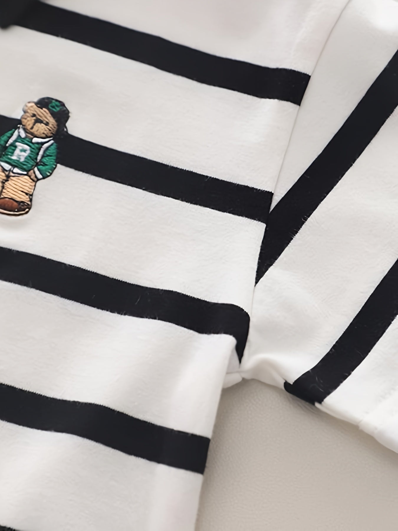 Yoz uchun mukammal, nafas oladigan polyester aralashmasidan yasalgan bolalar uchun chiziqli ko'ylaklar.