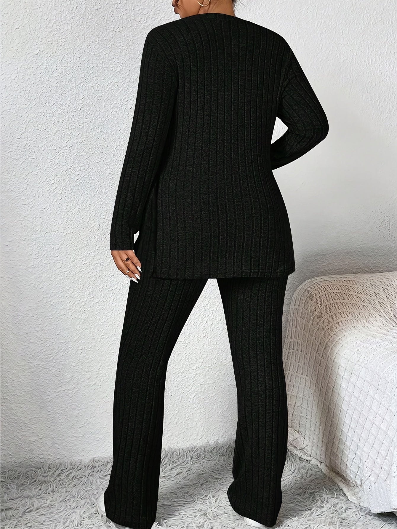 Katta o'lchamdagi tasodifiy bir rangli shimlar to'plami, yon yirtilishi bilan, krujka bo'yinli uzun yengli bluzka va shimlar, ayollar uchun katta o'lchamdagi kiyimlar.