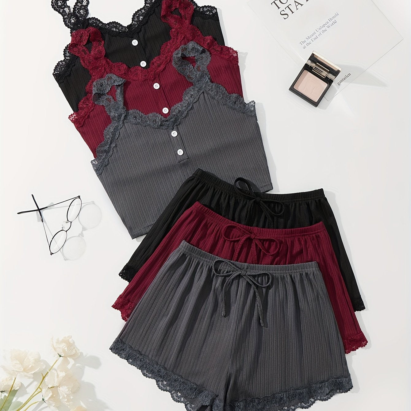 3-qismli dantel tikuvli lounge to'plami V-shaklidagi kamzuli bluzka va elastik belli shortlardan iborat bo'lib, ayollarning uyda kiyish va uxlash kiyimlari uchun mo'ljallangan.