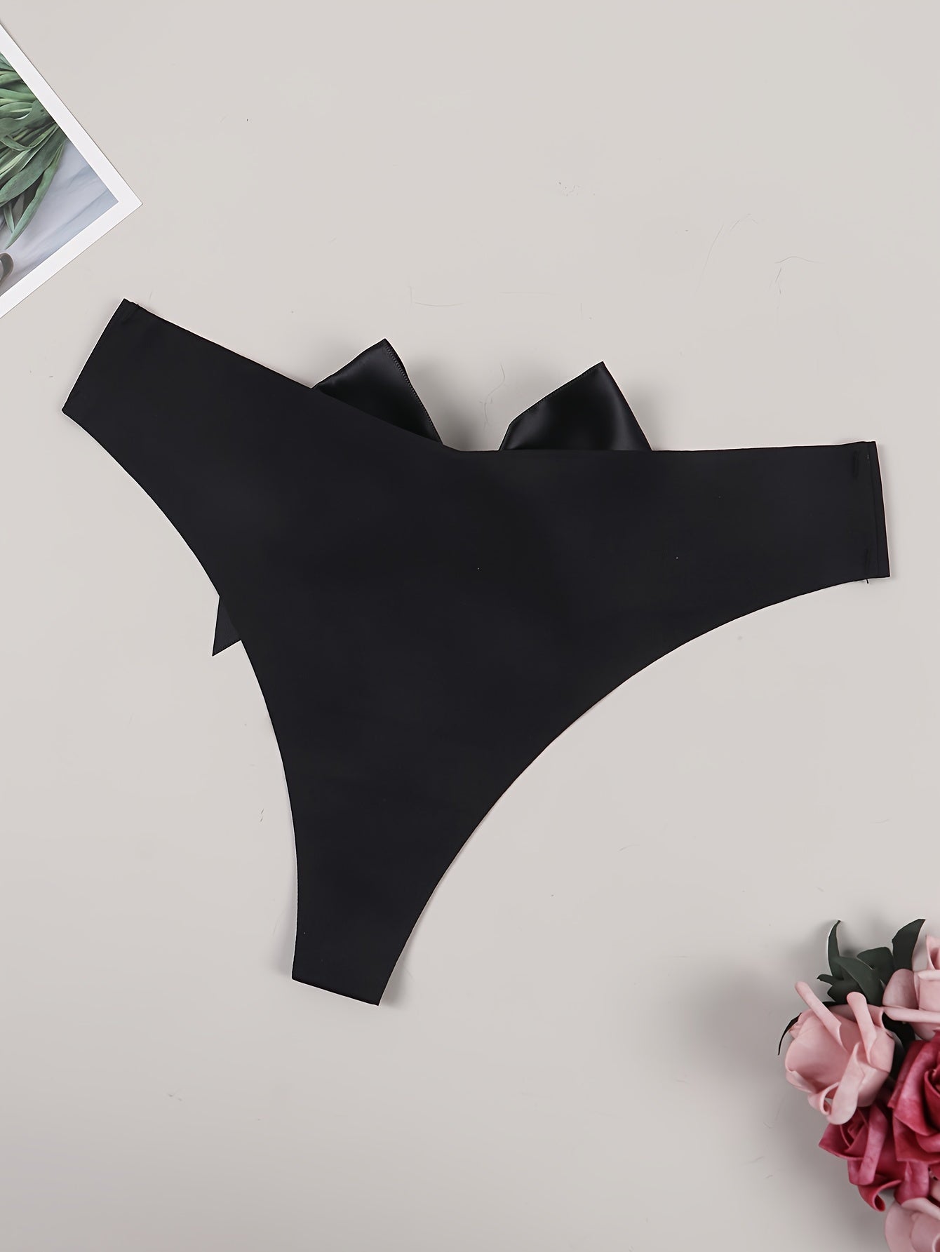 Ayollar uchun kengaytirilgan o'lchamdagi, tikisiz, buklamasli bow thong shlyapa, qora nylon, past bel, ko'rinmas ichki kiyim