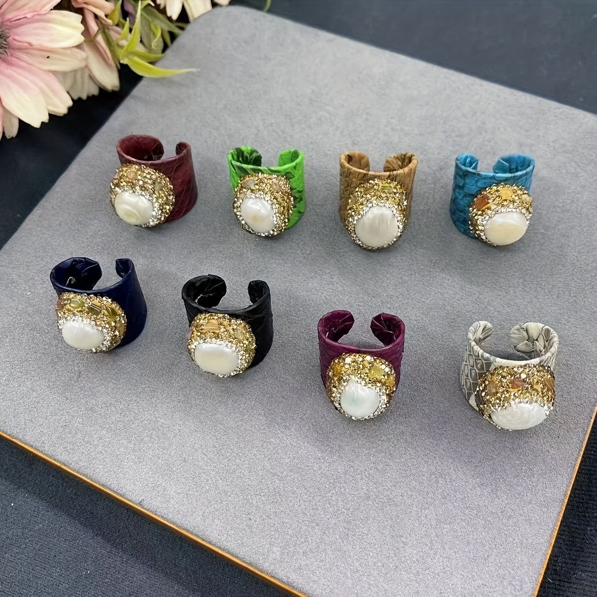 Anillo boho chic ajustable de perlas y turmalina con detalles de cuero sintético y piel de serpiente