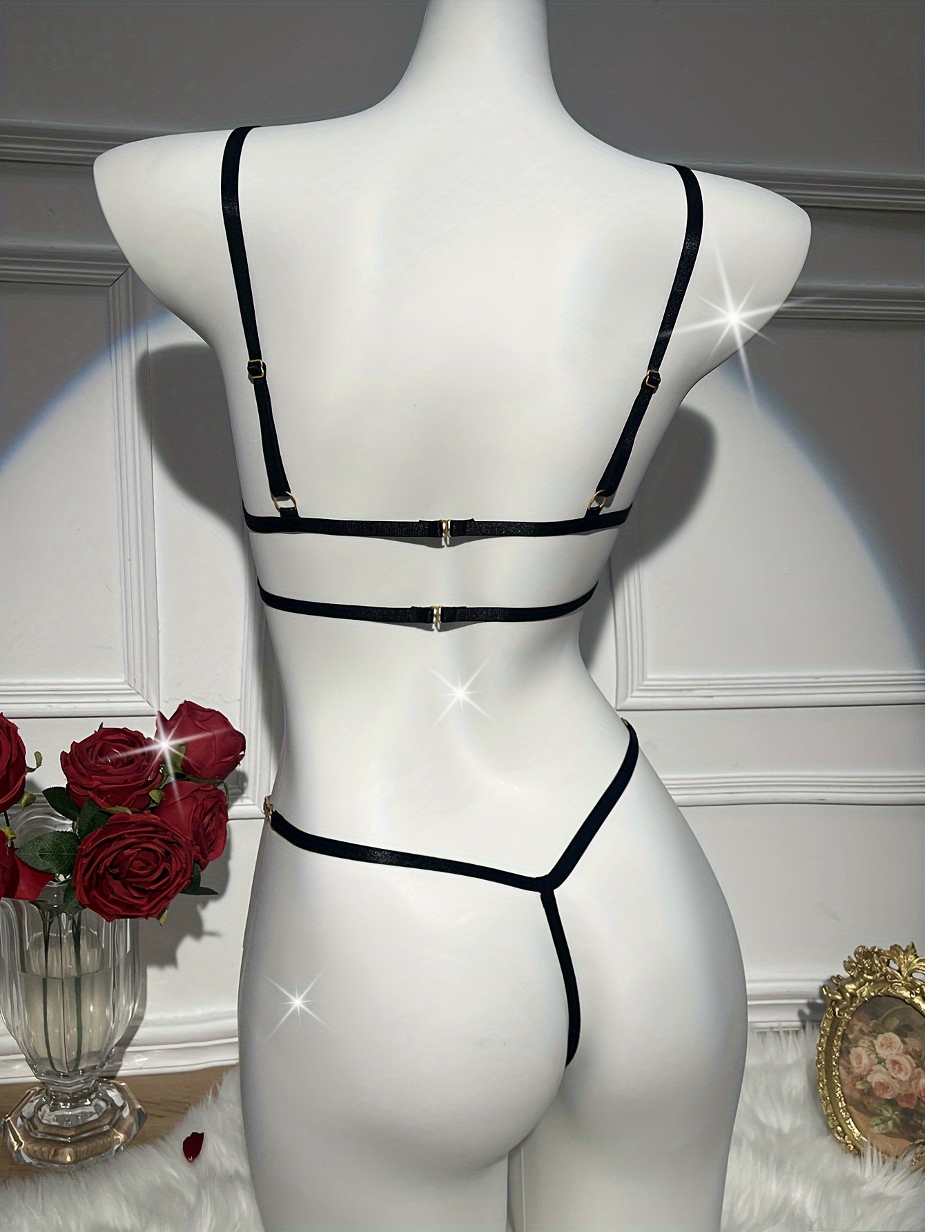 Ayollar uchun yurak shaklidagi ikki tasma bilan bezatilgan oltin zanjirli ichki kiyim to'plami va thong.