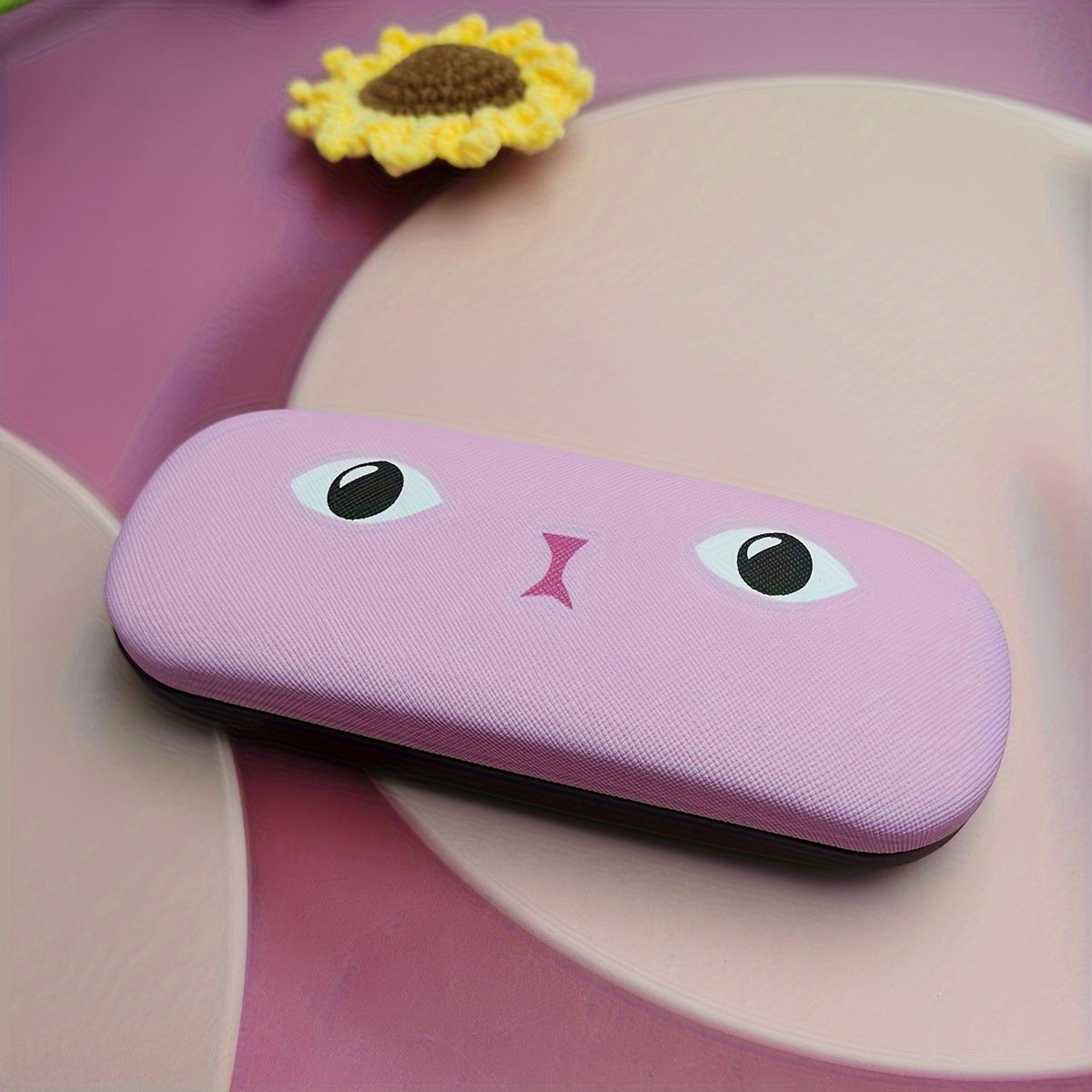 Yakkalik qattiq qopqoqli ko'zoynak qutisi jozibali qo'l bilan bo'yalgan multfilm dizayni bilan. Ushbu mustahkam ushlagich ko'zoynaklaringizni himoya qiladi va erkaklar va ayollar uchun mos keladi. Portativ temir quti kattalar uchun harakatda juda qulay.