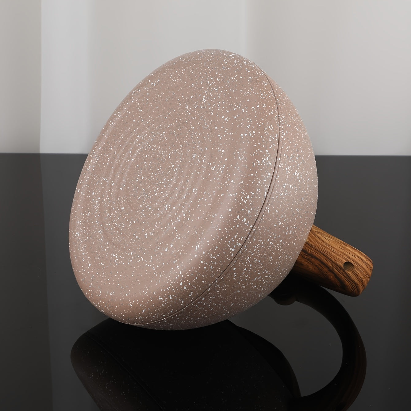 1 штука нержавеющего чайника, подходящего для использования на газовых или электромагнитных плитах. Этот чайник можно использовать для кипячения воды для чая или кофе дома.