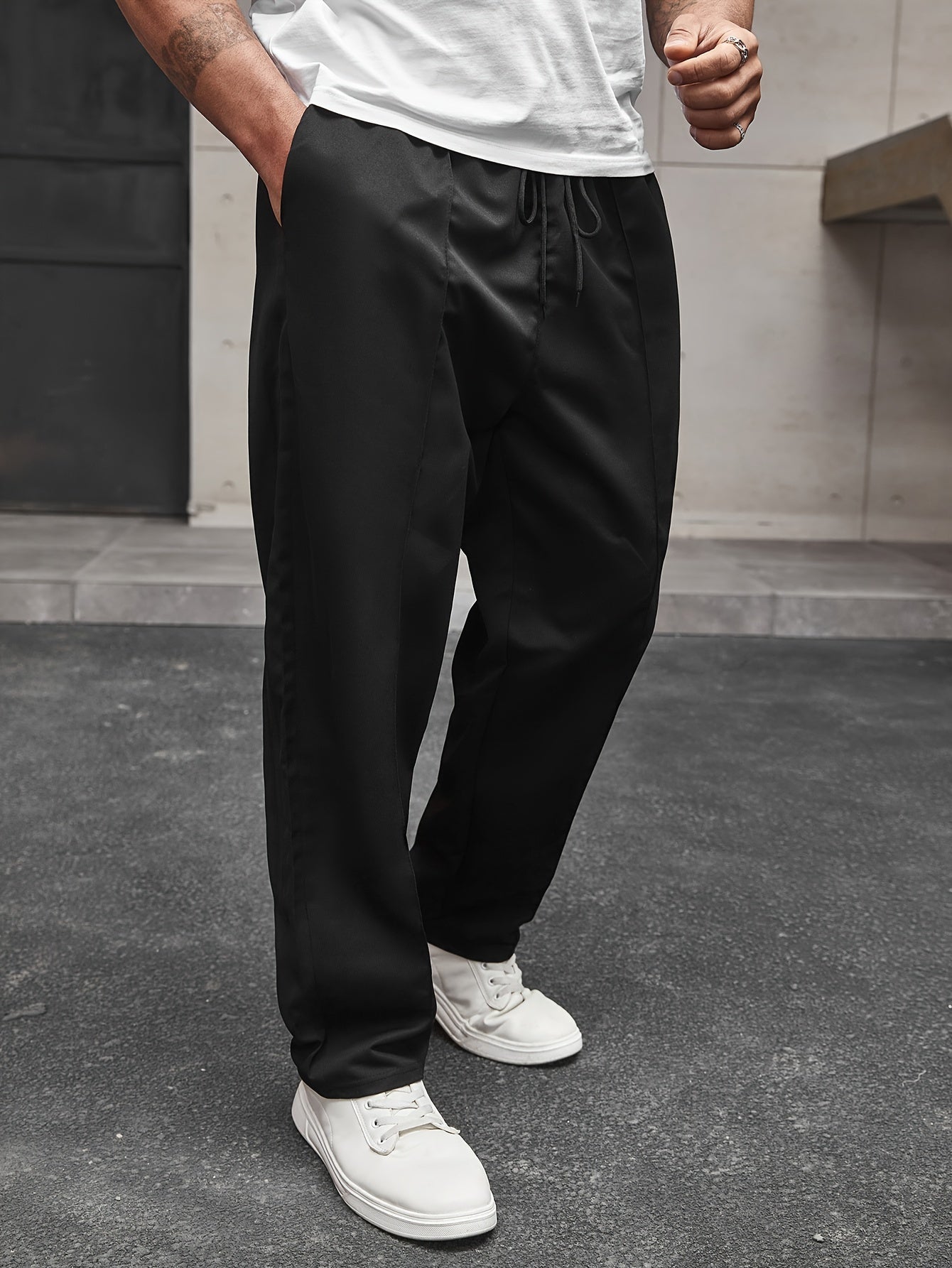 Erkaklar uchun plussiz yuk shimlari, 100% polyesterdan tayyorlangan, tortish ipi bilan, bir xil rangda, oddiy moslashuvda, cho'zilmaydigan, barcha mavsum sportlari uchun mos.