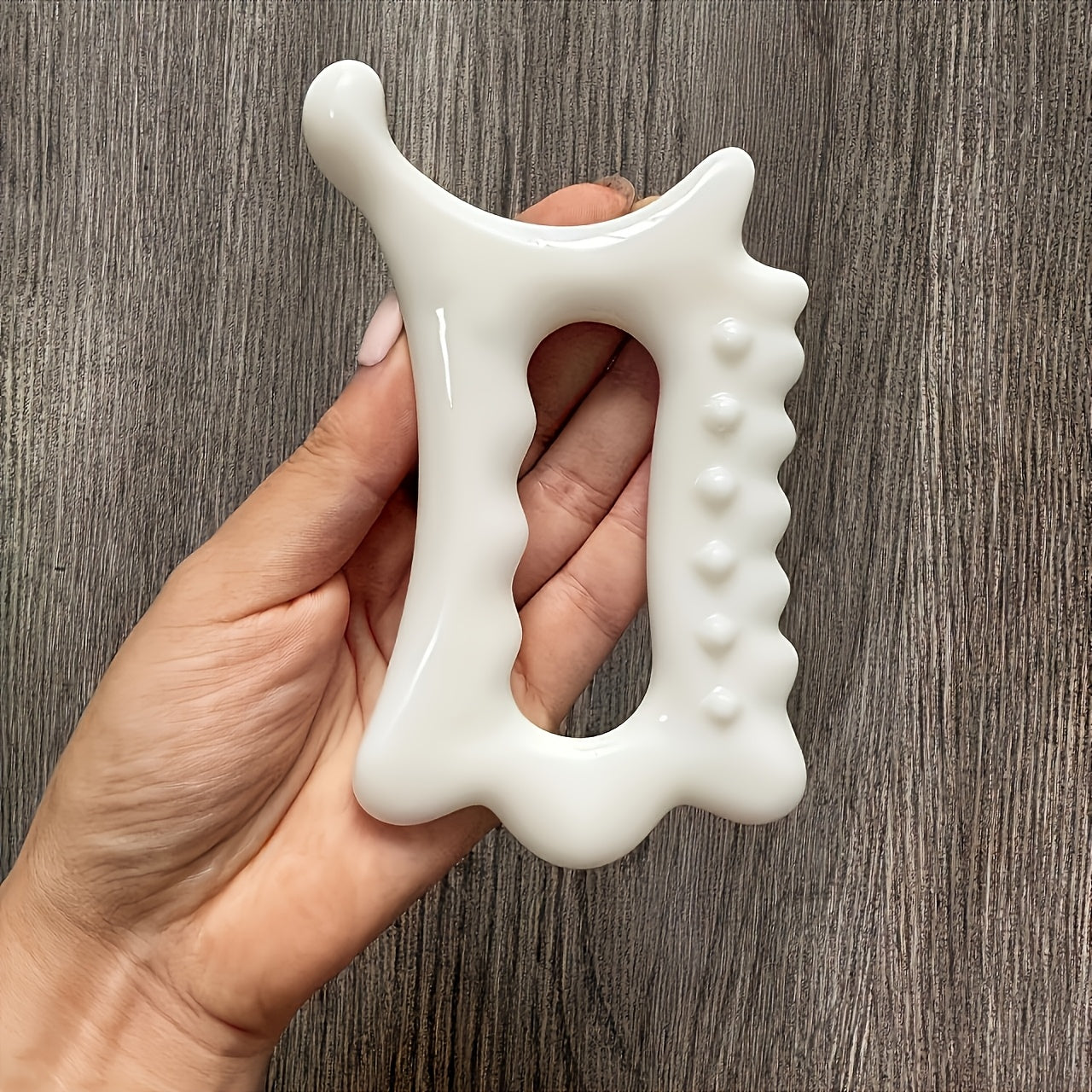 Ergonomik Bionik Barmoq Massaj Qulfi chuqur fasya bo'shashishi va yuz konturini shakllantirish uchun, mustahkam PP materialidan tayyorlangan, universal o'lchamda, elektrsiz va oq rangda.