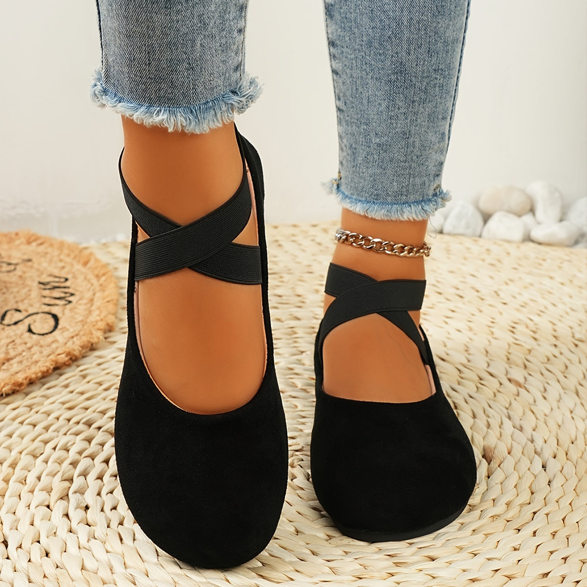 Ayollar uchun tasodifiy ballet poyabzallari, bilak tasmasi bilan, engil mato ustki qismi va barcha mavsumlar uchun qulaylik uchun sun'iy taglik.