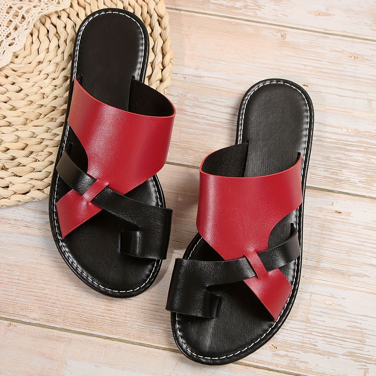 Ayollar uchun tekis slaydlar, barmoqlar uchun halqali, kundalik yozgi plyaj poyafzali