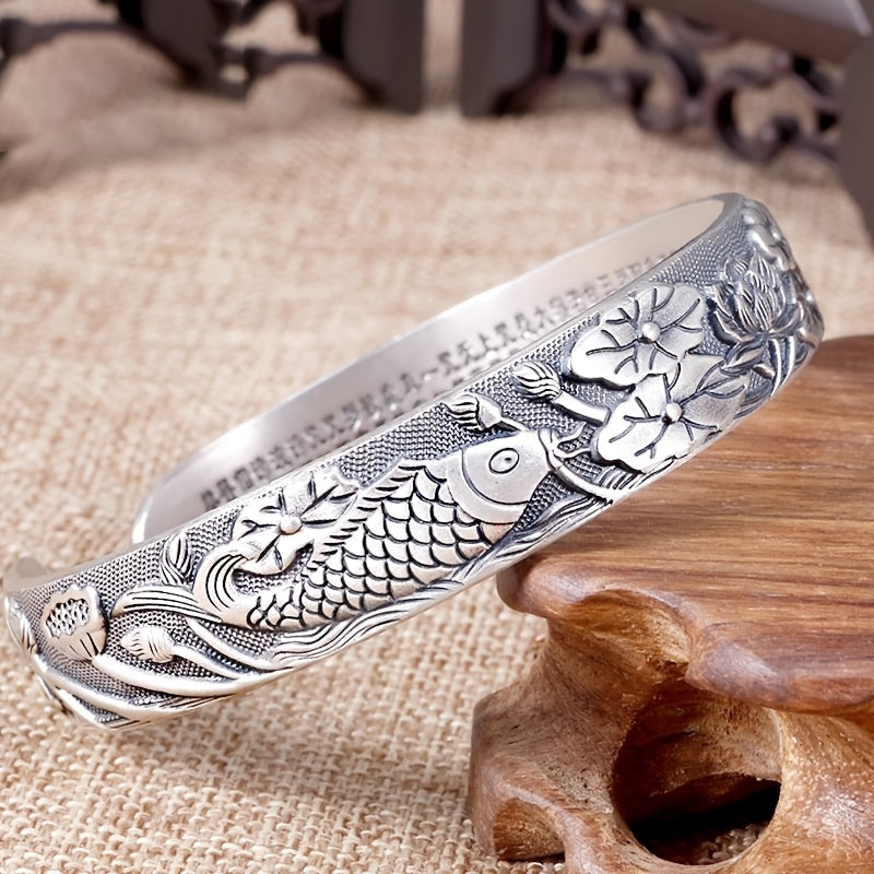 Bayram sovg'asi sifatida, bu S999 kumush bilaguzuk lotus baliq yurak naqshiga ega.