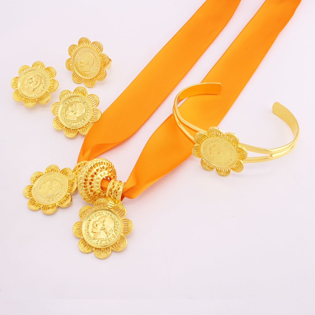 5 ta qismdan iborat hashamatli zargarlik to'plami, shu jumladan, taqinchoqlar, marjon, bilaguzuk va uzuk. Bir nechta ranglarda tanlash uchun muhr va gullar chetiga ega dizaynni o'z ichiga oladi. An'anaviy kelin kiyimlari uchun mukammal.