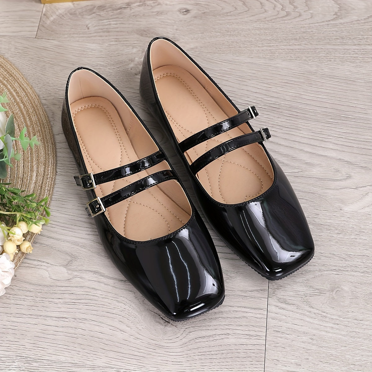 Vintage uslubidagi Mary-Jane tekis poyabzal, kvadrat burchak, bog'ichli tasma va yil davomida qulaylik uchun TPR taglik.