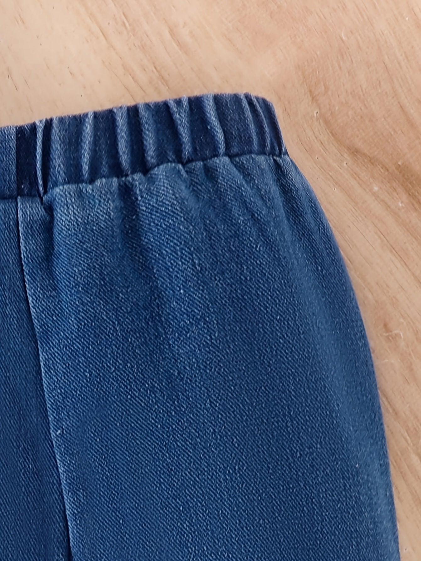 Qizlar uchun 2 qismli kiyim to'plami, multfilm yulduzi va harf bosma puff yengli bluzka, kamon, va bell bottom jinslari - Bahor/Kuz va ochiq havoda faoliyatlar uchun ideal.