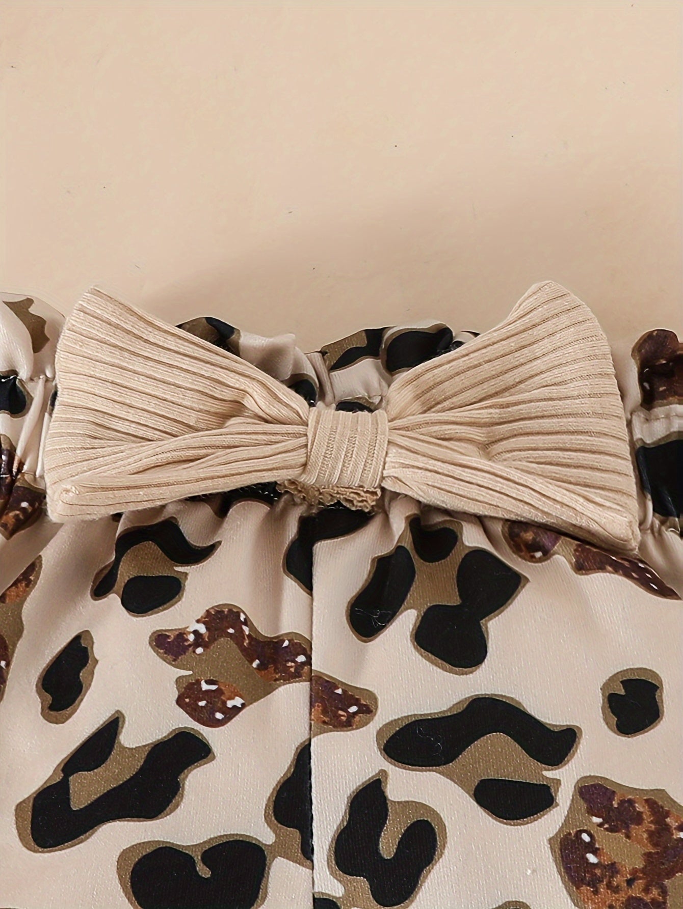 Uzoq yengli ko'ylak va shimlar bilan bosh o'ralgan uch qismli to'plam.