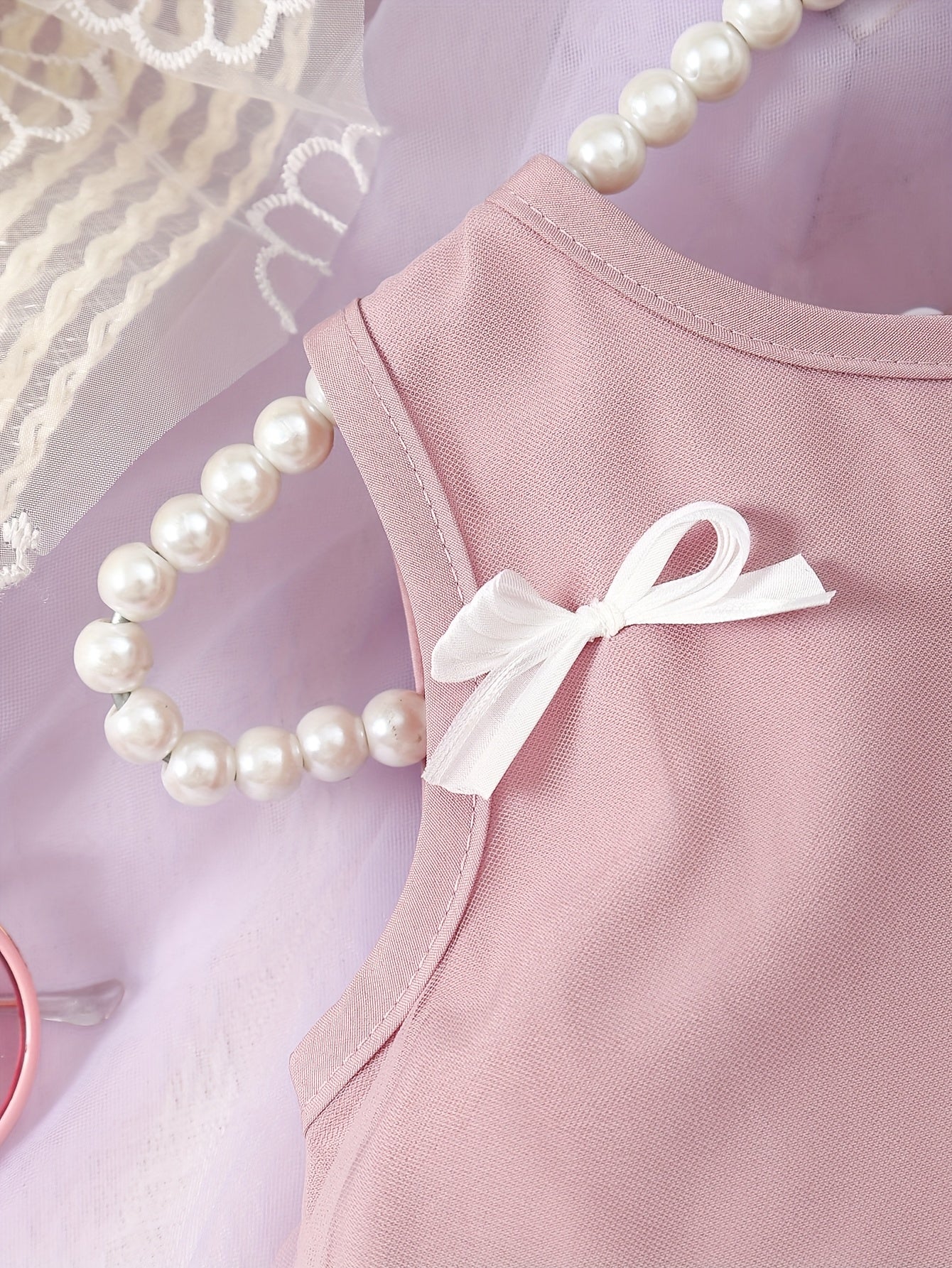 Bola uchun pushti tull kiyim, oq kamon aksentlari bilan, yelkasiz, krujka bo'yin, asimmetrik qirra, 100% polyester, bahor/kovak uchun tasodifiy midi kiyim.