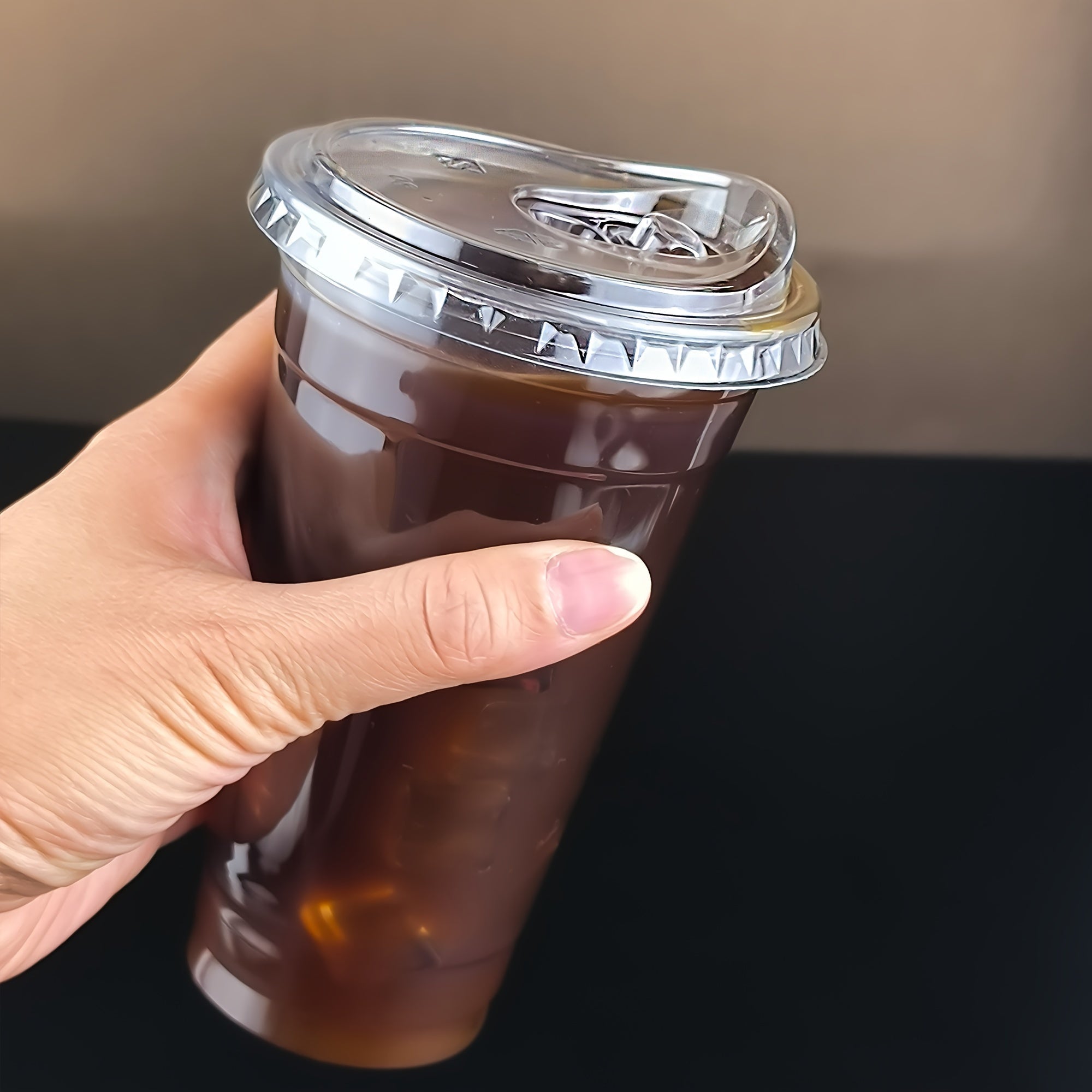 Набор из 50 одноразовых кофейных чашек с крышками, изготовленных из прозрачного пластика без BPA - Отлично подходит для вечеринок, праздников и свадеб - Доступны в различных размерах (9oz/10oz/14oz/16oz) - Идеально для холодных напитков