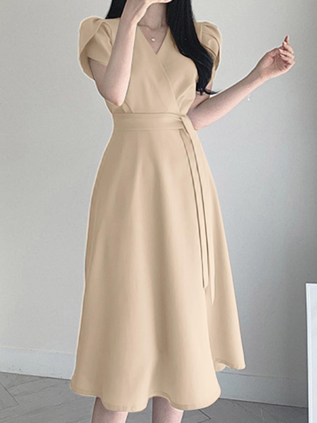 Zamonaviy V-shaklidagi A-siluetli ko'ylak, old tomonda o'ralgan, yengsiz va beli bezakli, kundalik yoki uchrashuvlar uchun. Yoz uchun engil polyesterdan tayyorlangan.