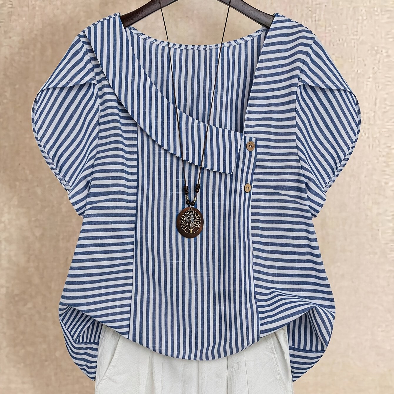 Plus o'lcham ayollar uchun chiziqli kofta yengil ko'k va oq rangda, kundalik yozgi ta'til uchun top