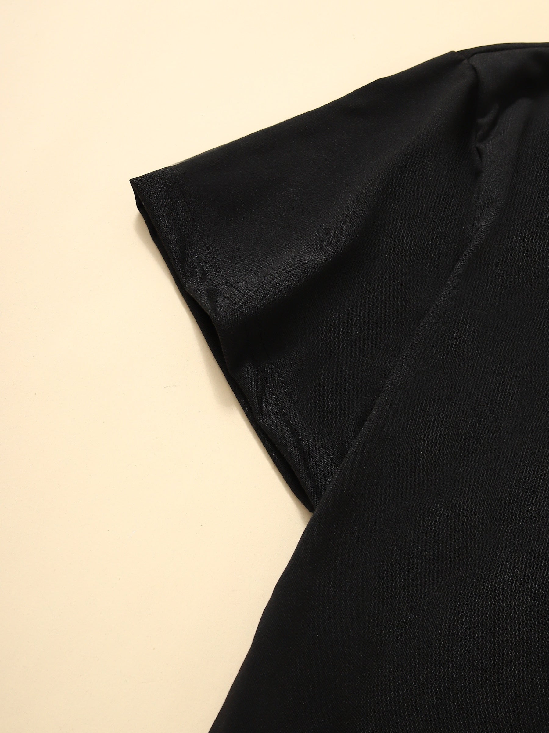 Комплект женской домашней одежды с принтом арбуза и буквами, включающий футболку с коротким рукавом и эластичные шорты.