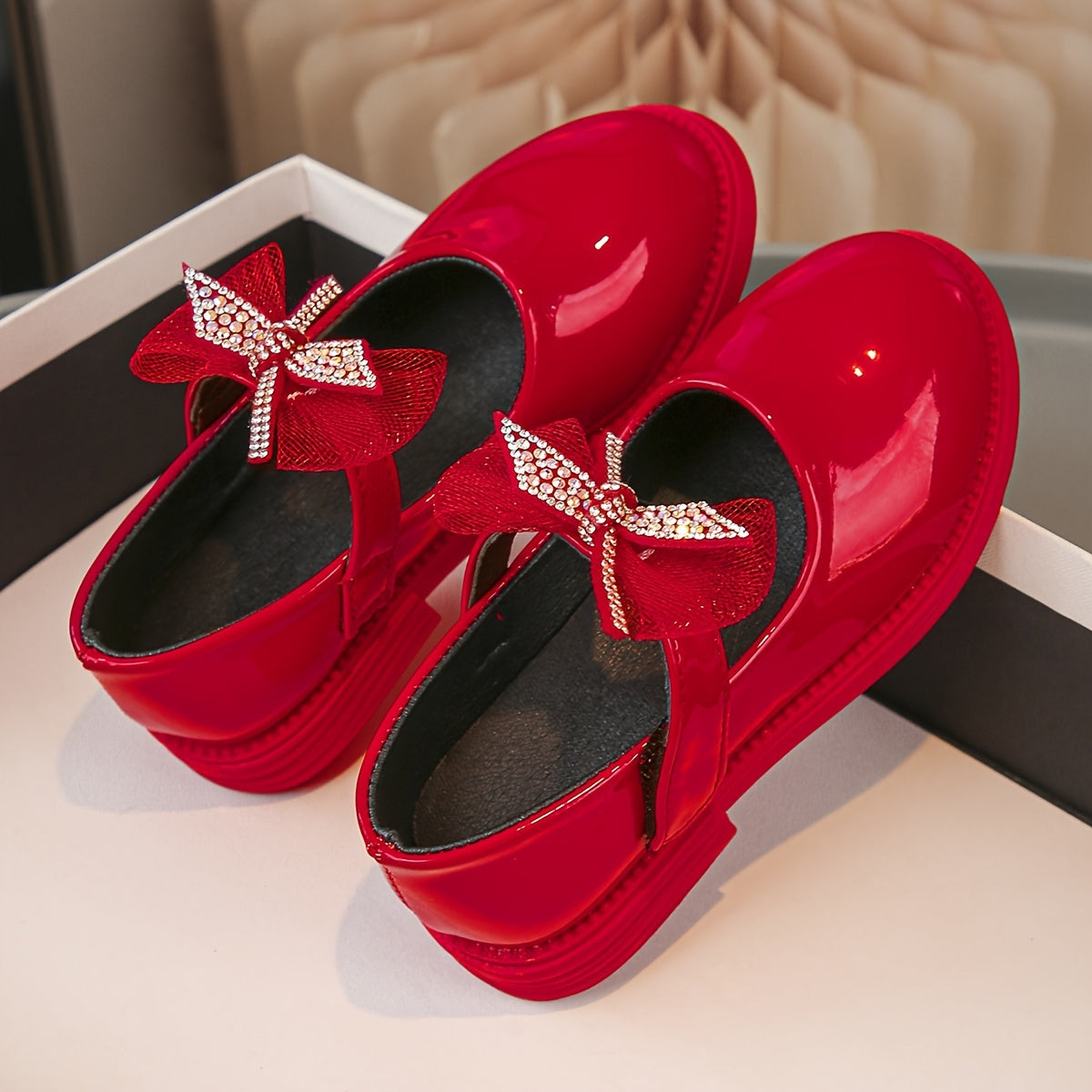 Bolalar uchun moslashuvchan tasma yopilishi, PU material, porloq kamon detali bilan bir rangli tekis poyabzal, 14 yoshgacha bo'lgan bolalar uchun mos keladi.