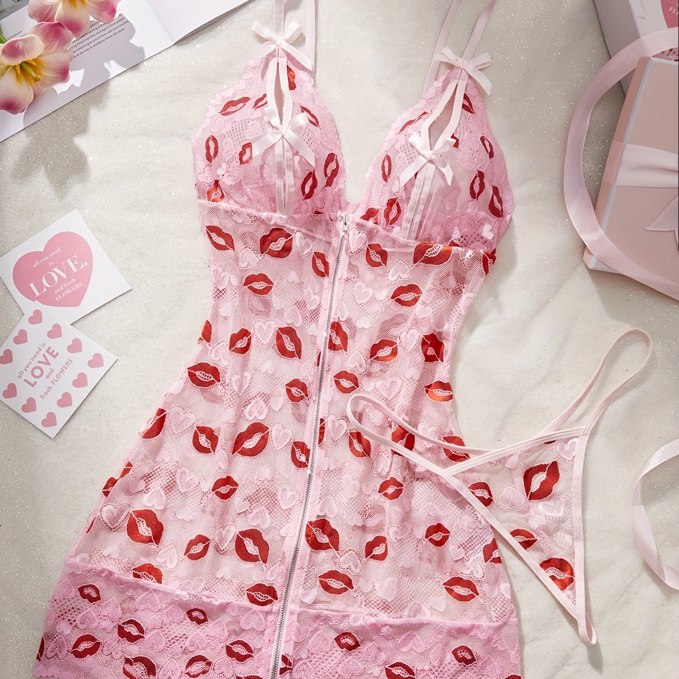 Plus o'lcham ayollar uchun shaffof lab bo'yoqli bosma tikilgan kamisol va kiyingan to'plami